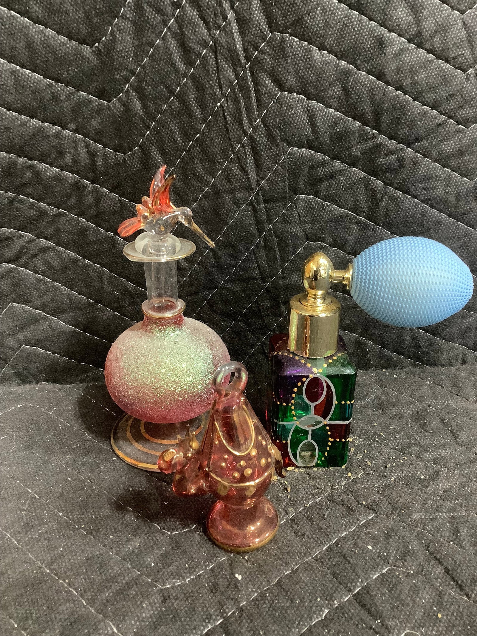 Vintage art glass perfume bottles(tallest 5in): Vintage art glass perfume bottles(tallest 5in)