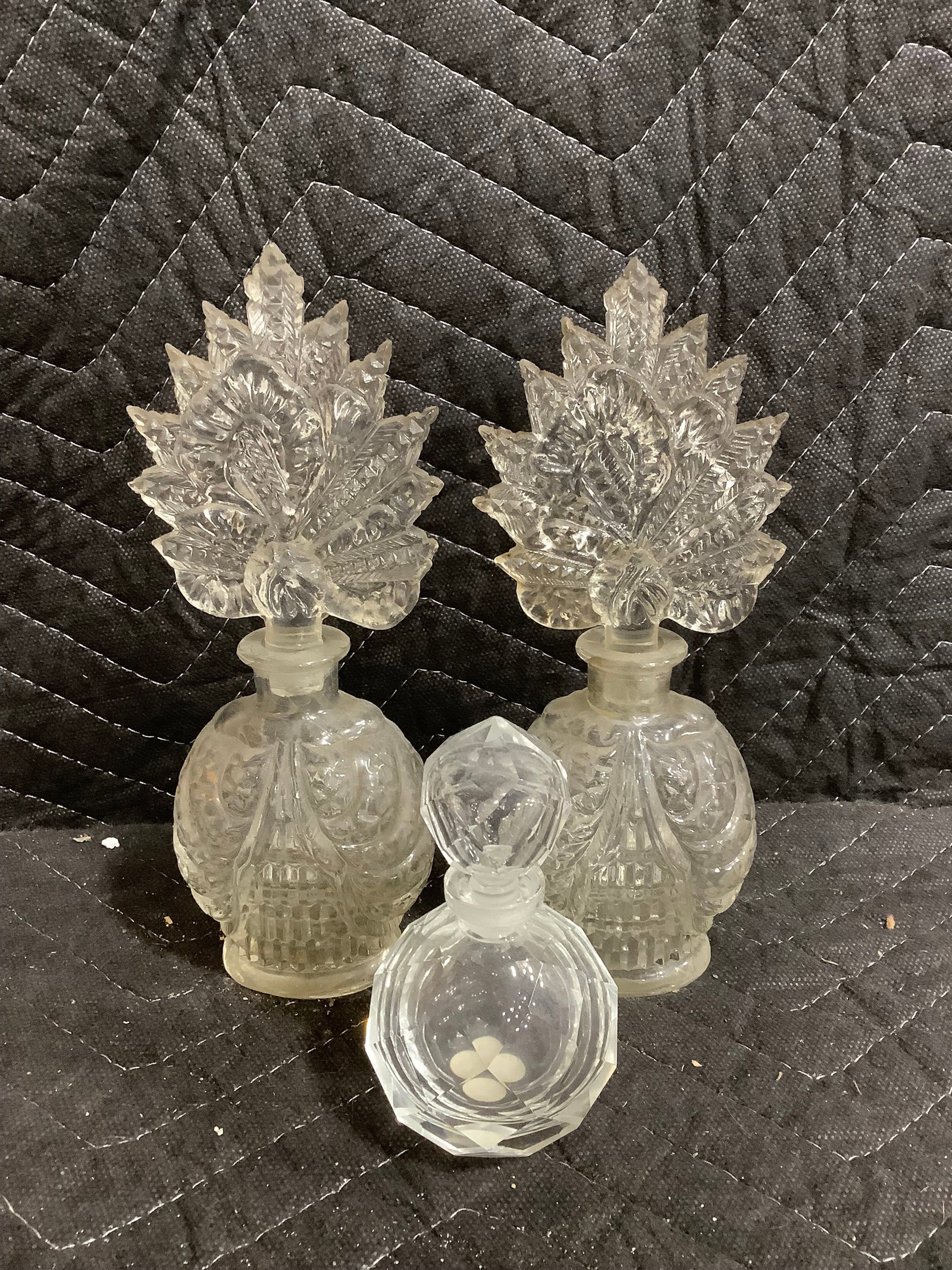 Vintage art glass perfume bottles(tallest 7.5in): Vintage art glass perfume bottles(tallest 7.5in)