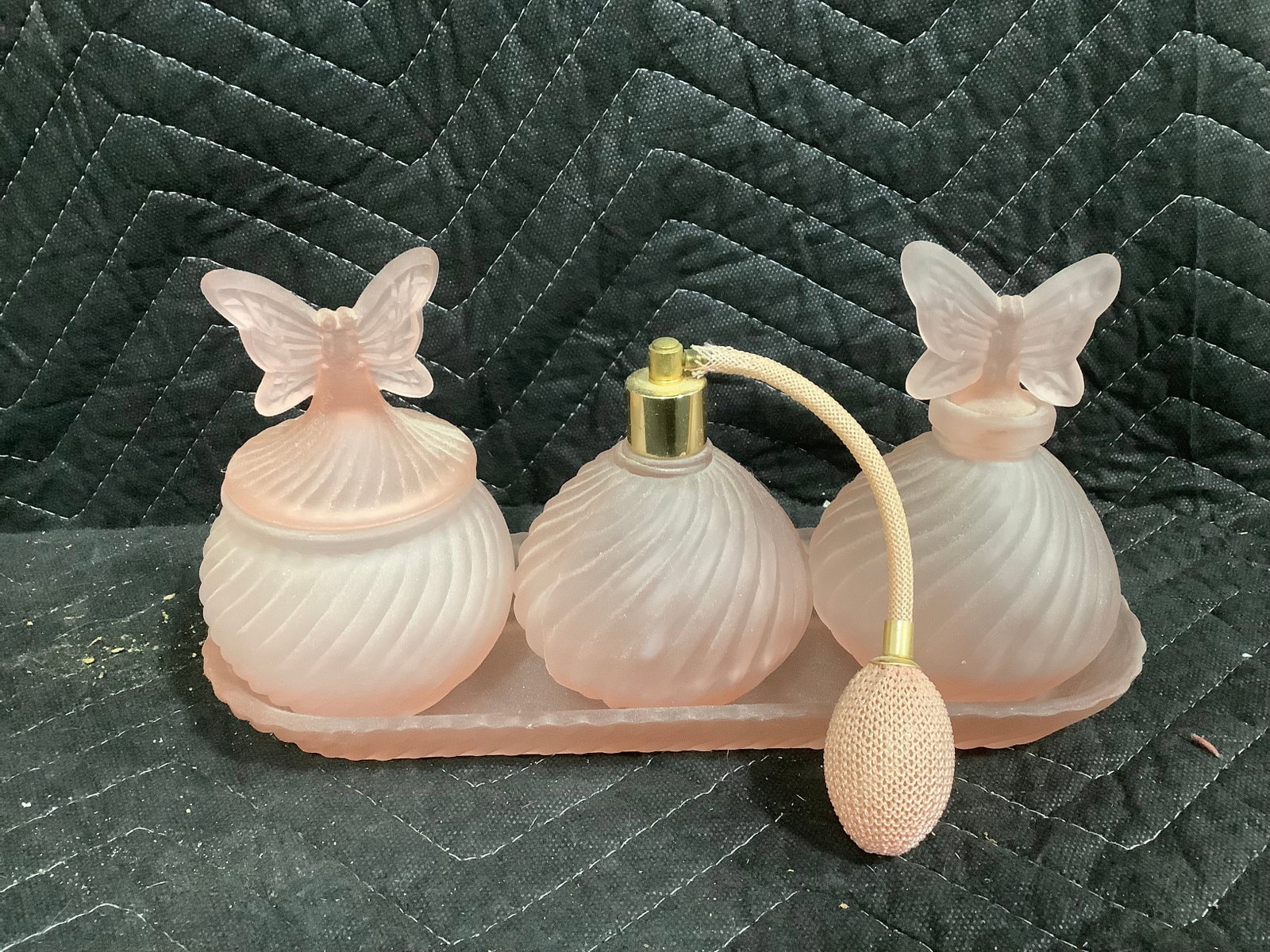 Vintage art glass perfume bottles on tray(11in long): Vintage art glass perfume bottles on tray(11in long)