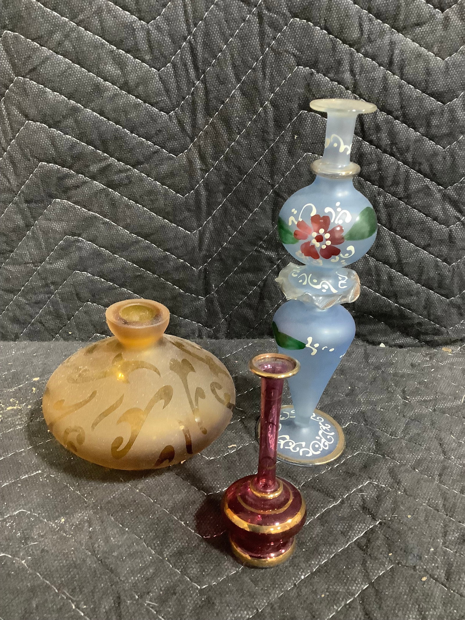 Vintage art glass perfume bottles(tallest 8in, no tops): Vintage art glass perfume bottles(tallest 8in, no tops)