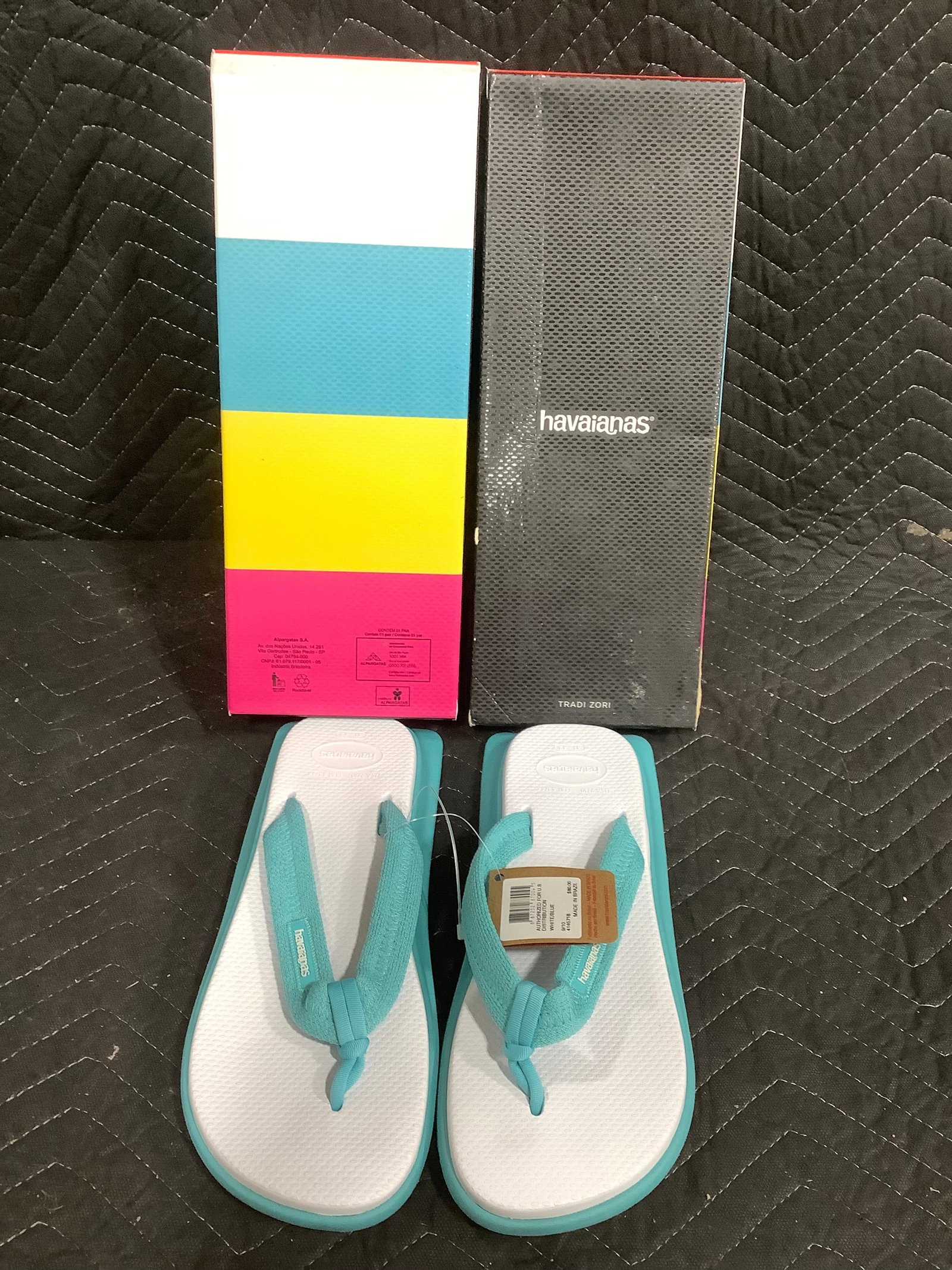 Havainas Flip Flops (Size: 9/10): Havainas Flip Flops (Size: 9/10)