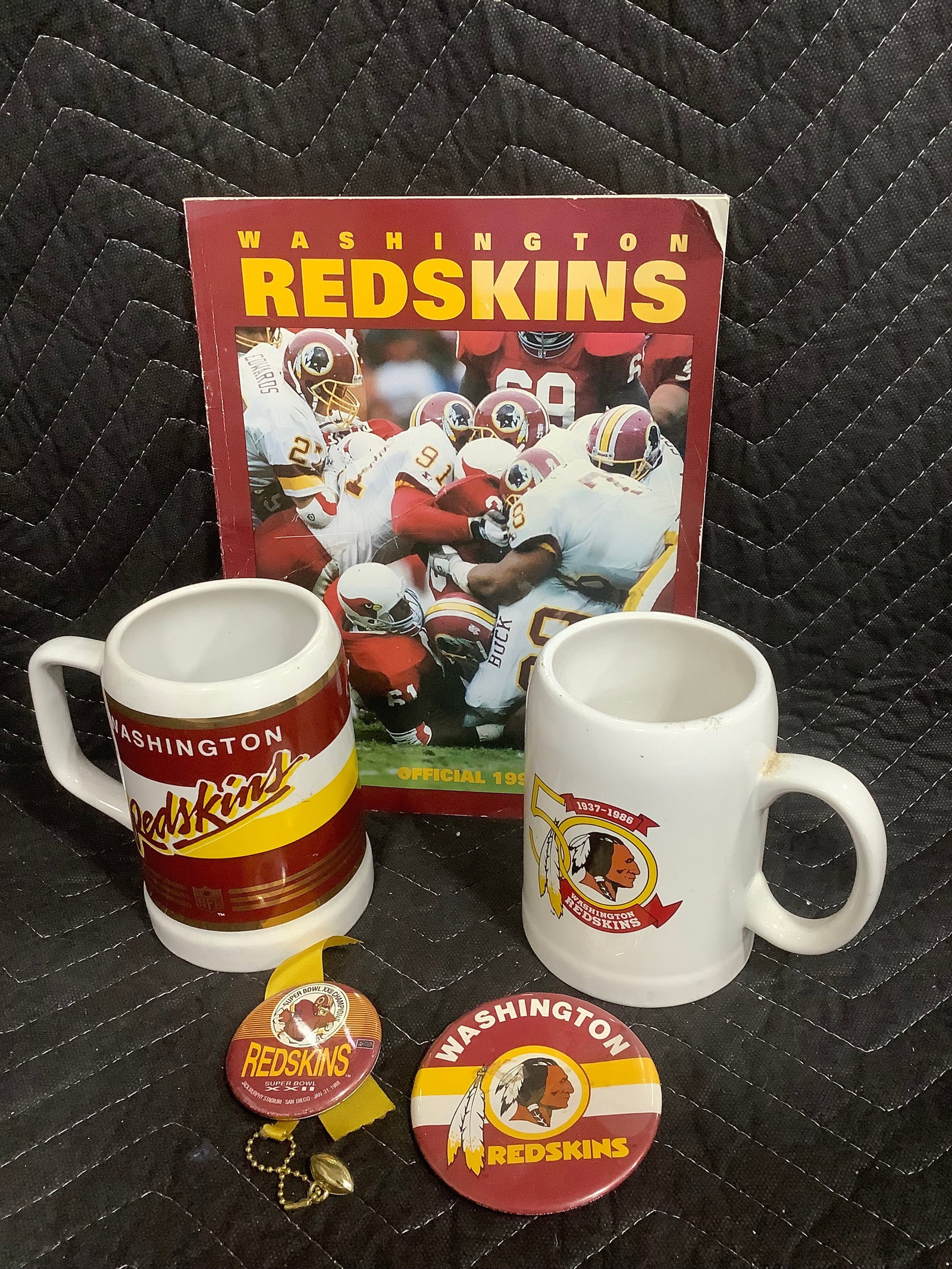 Washington Redskins lot(mugs, pins, book): Washington Redskins lot(mugs, pins, book)