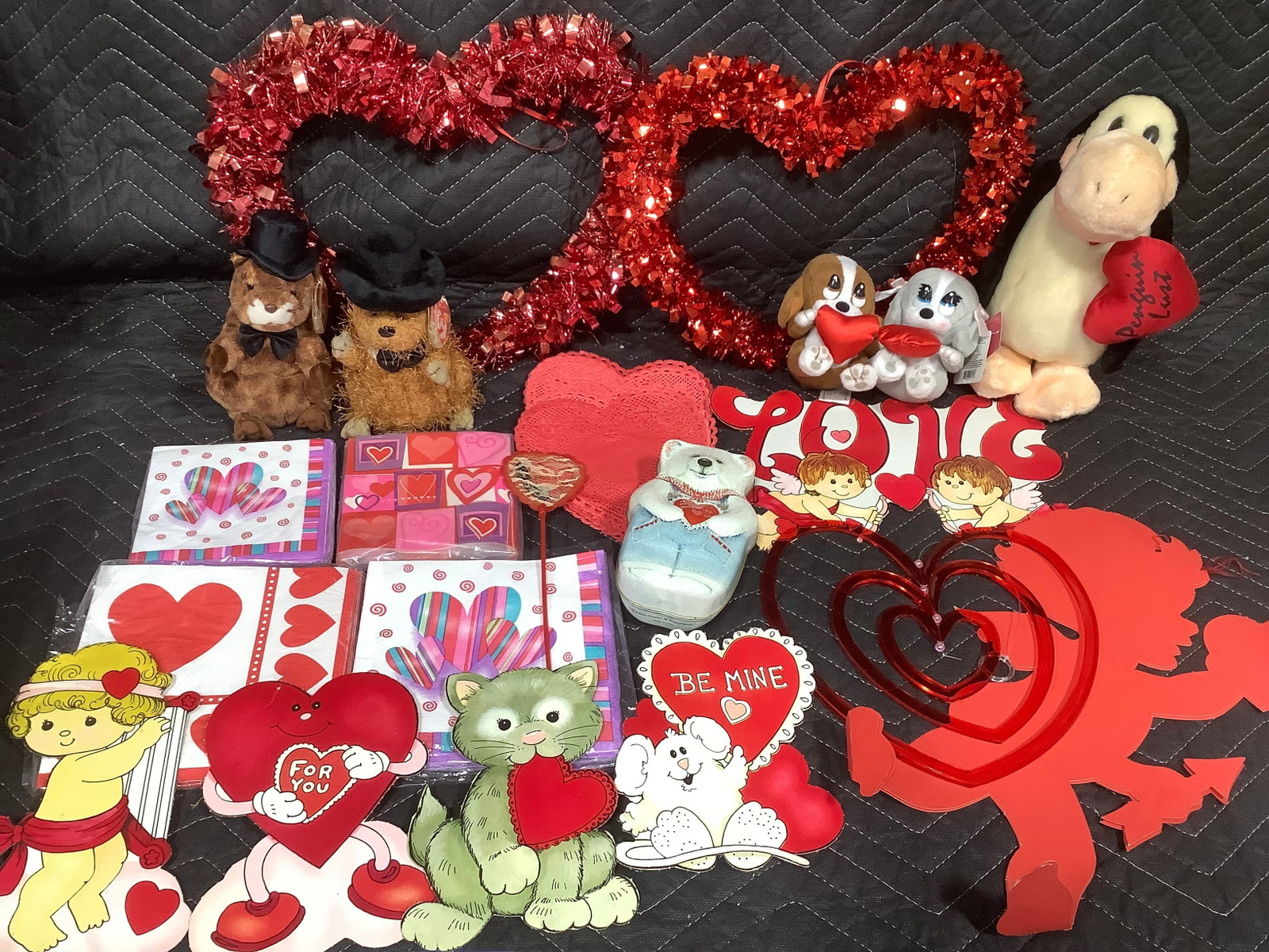 Lot of decorations(mostly Valentines): Lot of decorations(mostly Valentines)