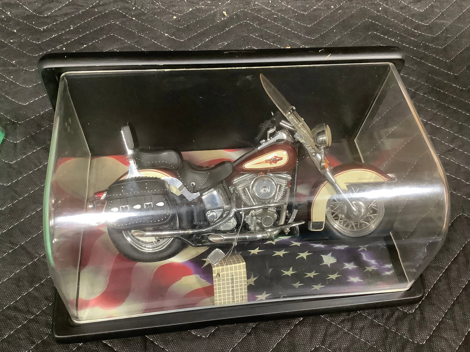 Harley Davidson Franklin Mint replica in display case (1 of 1)