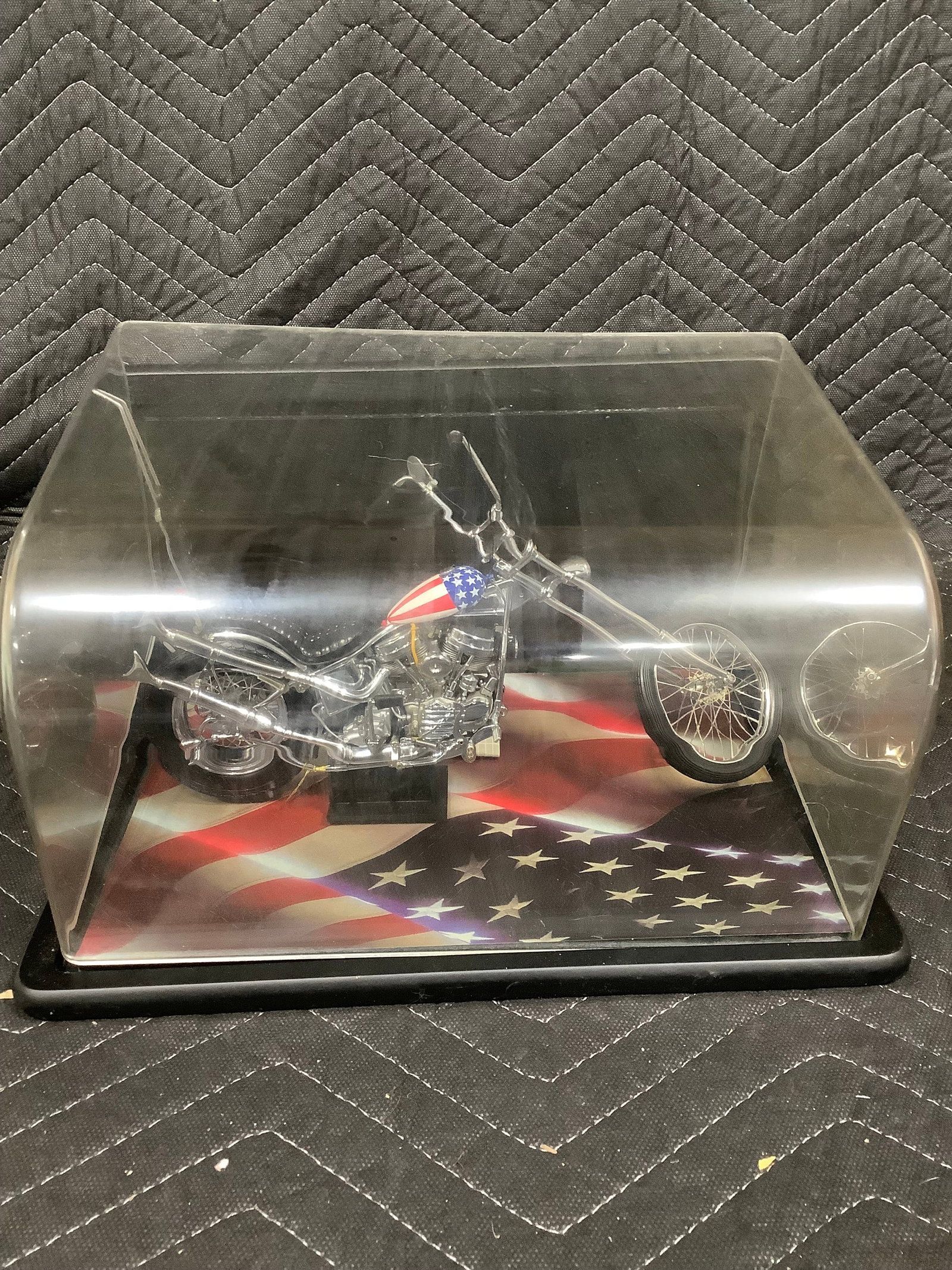 Harley Davidson Franklin Mint replica in display case (1 of 1)