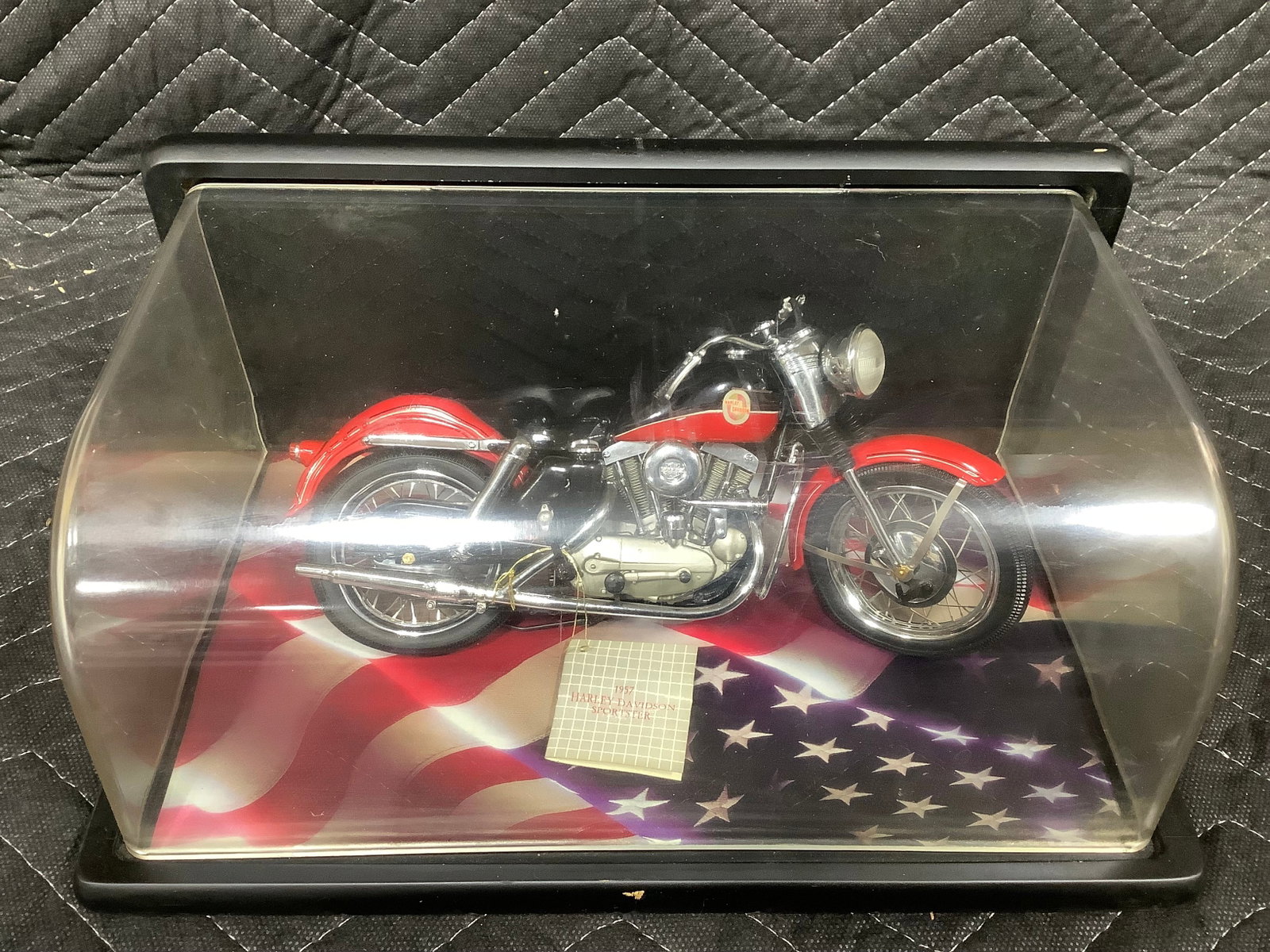 Harley Davidson Franklin Mint replica in display case (1 of 1)