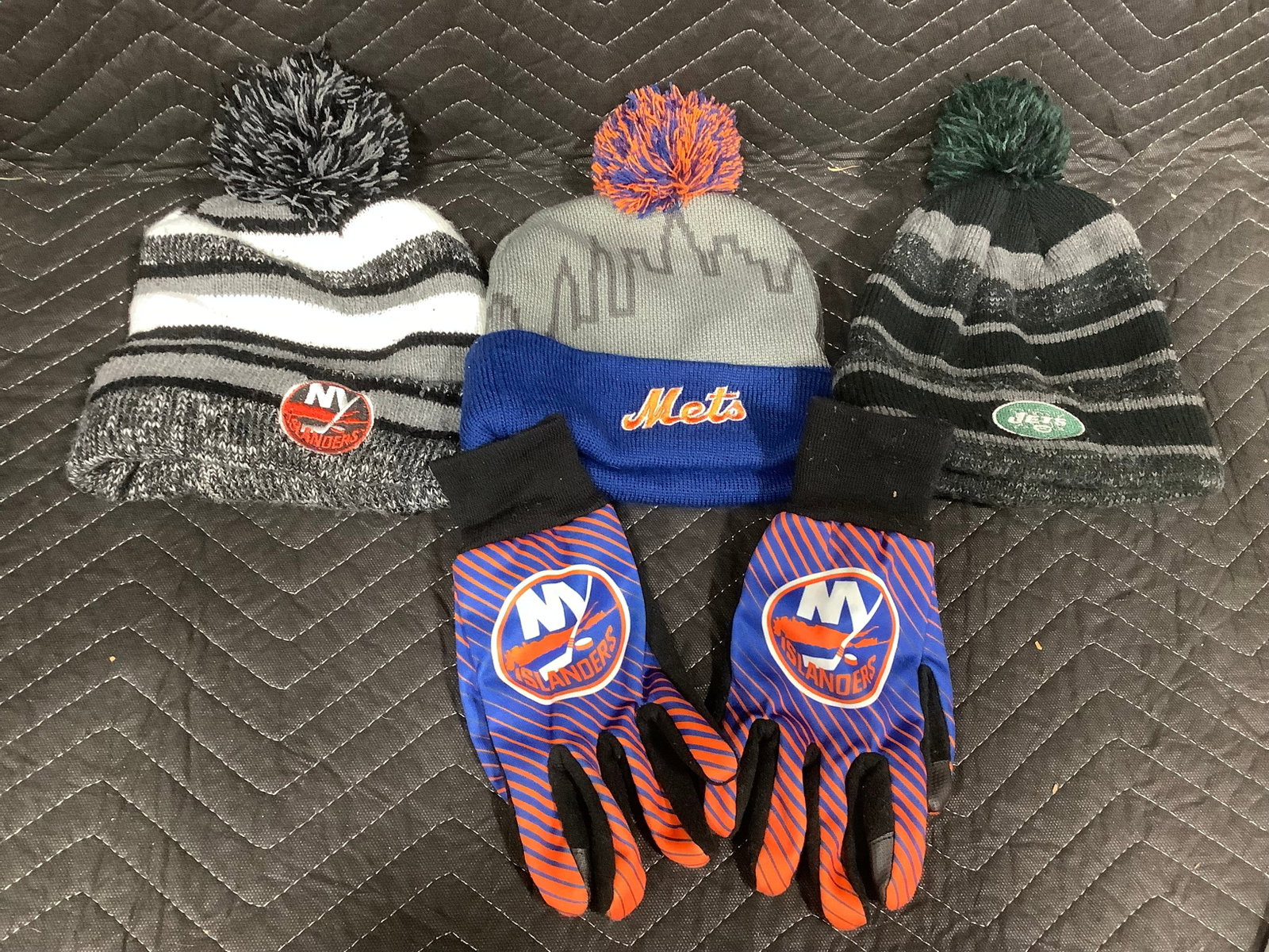 Sports hats beanies and NY Islanders gloves: Sports hats beanies and NY Islanders gloves