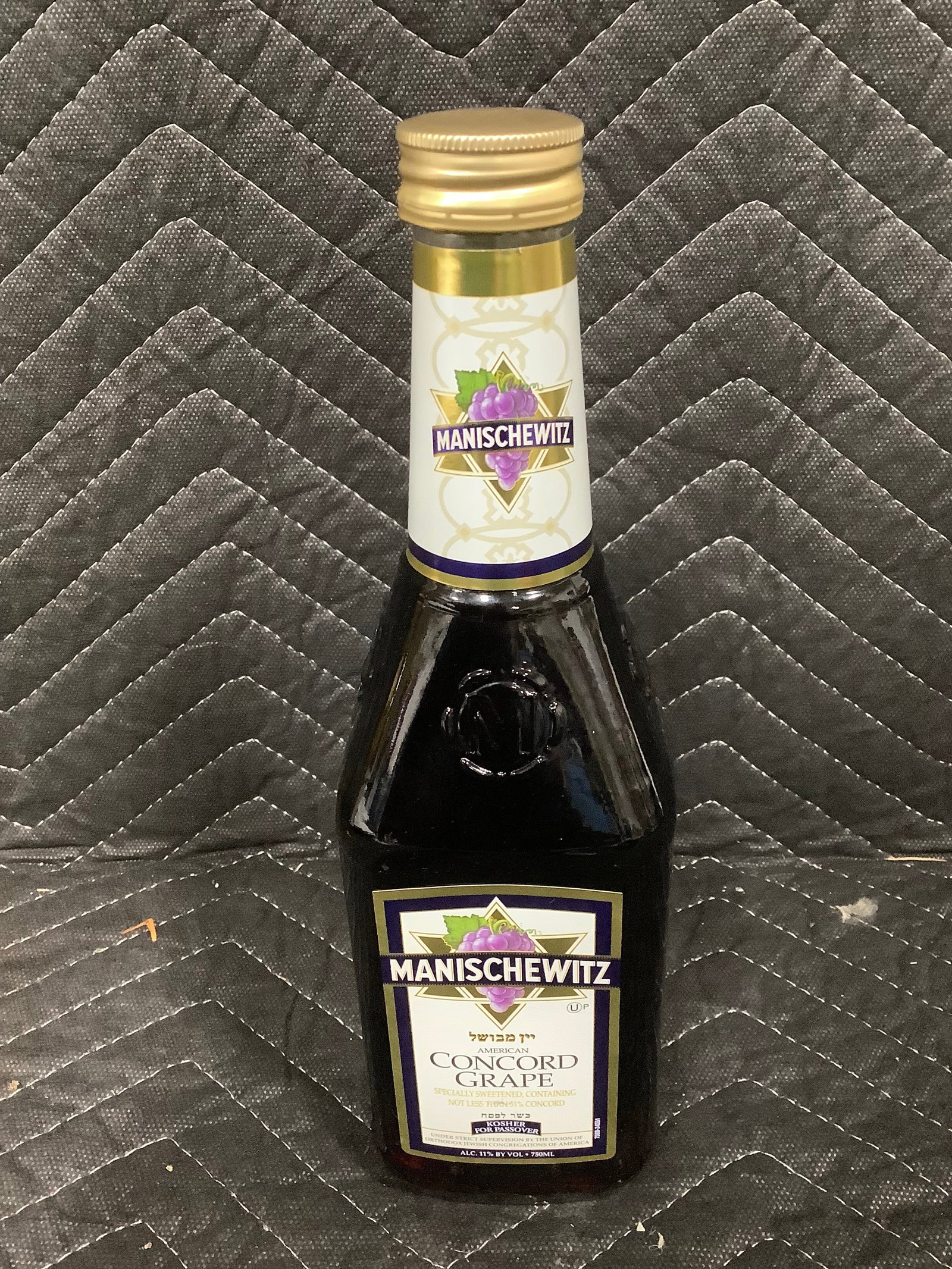 Manischewitz Concord Grape Liquor (750ml) 11% *sealed*: Manischewitz Concord Grape Liquor (750ml) 11% *sealed*