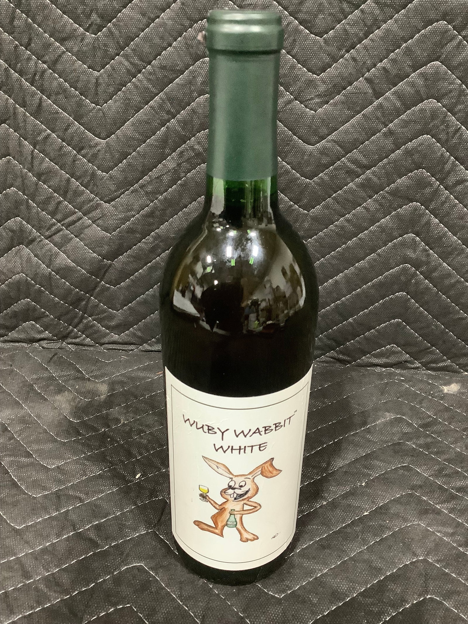 Wuby Wabbit White Wine (750ml) *sealed*: Wuby Wabbit White Wine (750ml) *sealed*