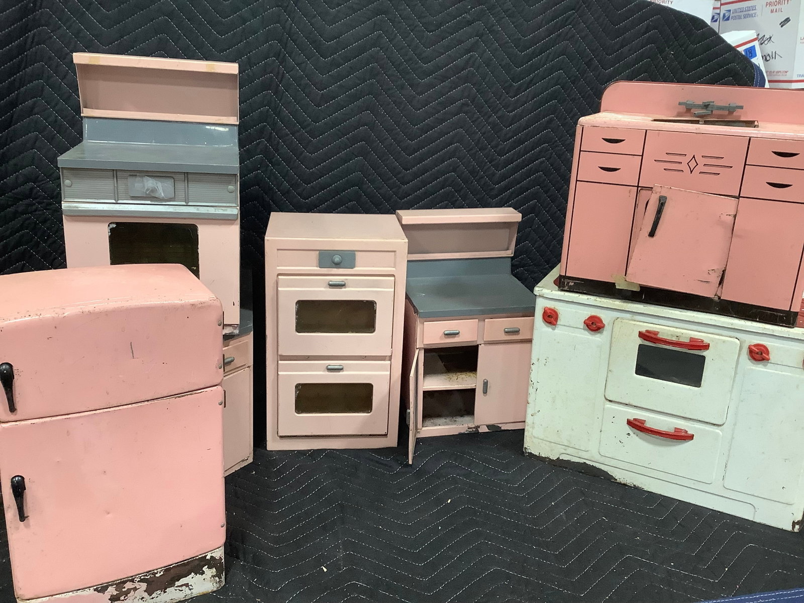 Vintage miniature appliances/dollhouse decor (1 of 1)