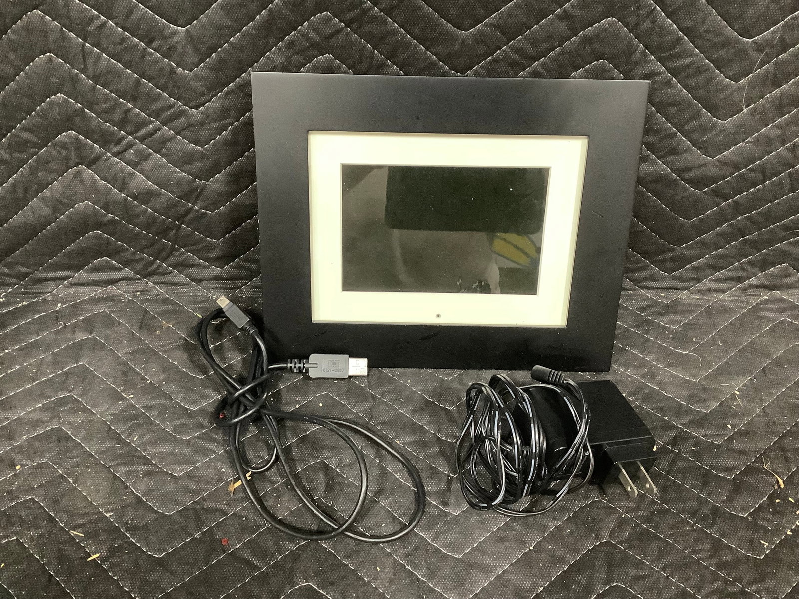 Pandigital photo frame with adapter and cable(very good condition): Pandigital photo frame with adapter and cable(very good condition)
