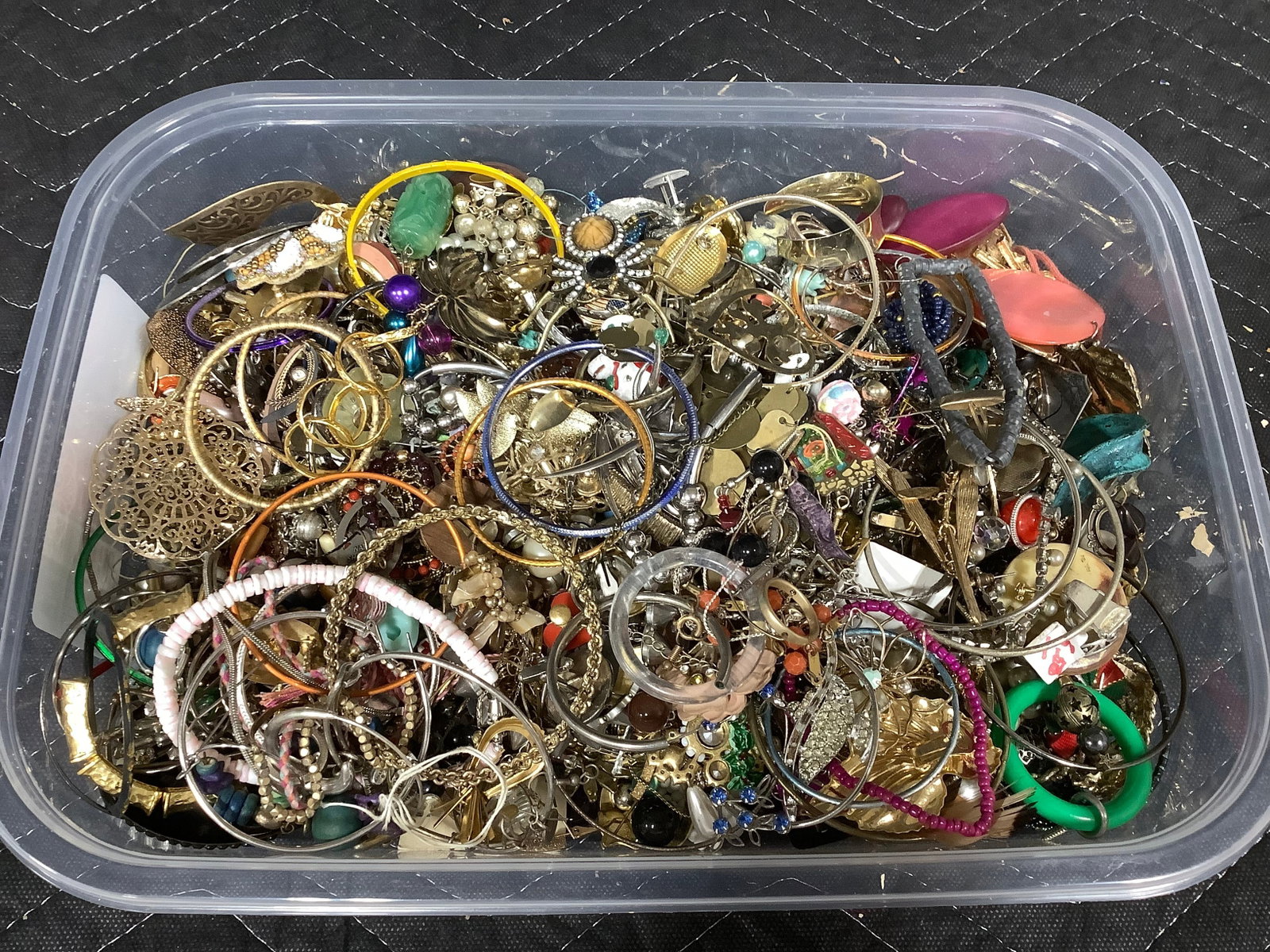 Costume jewelry: Costume jewelry