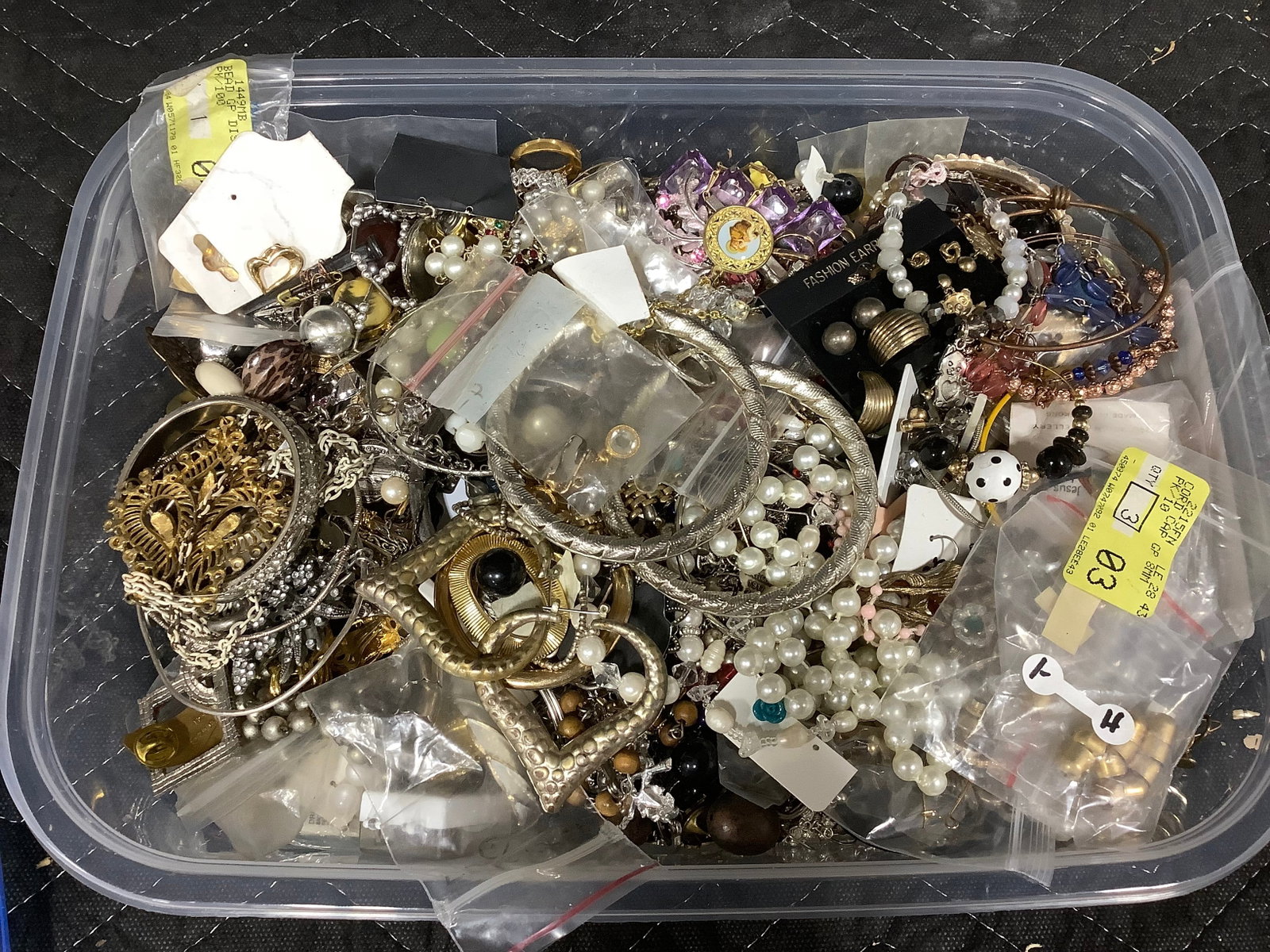 Costume jewelry: Costume jewelry