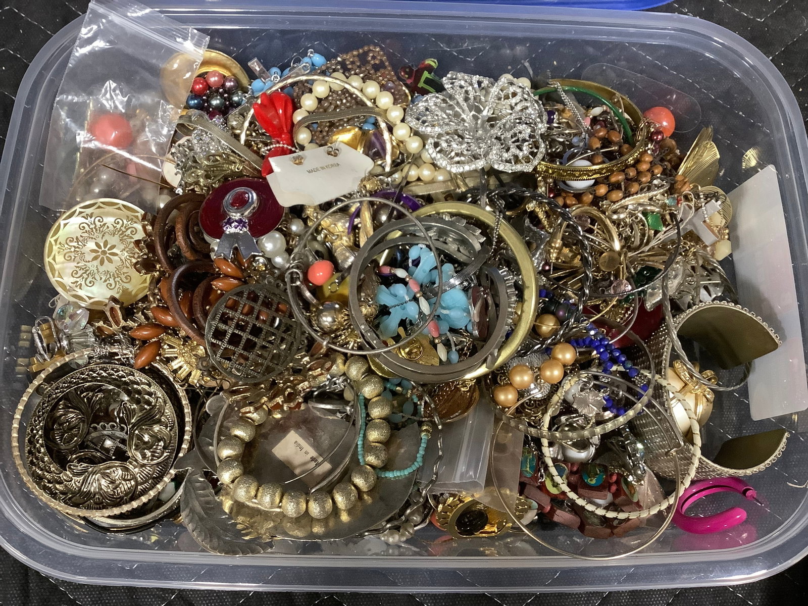 Costume jewelry: Costume jewelry