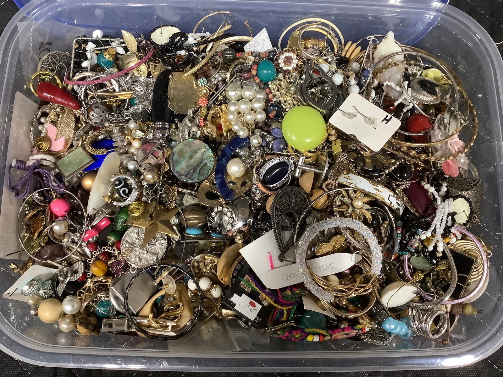 Costume jewelry: Costume jewelry