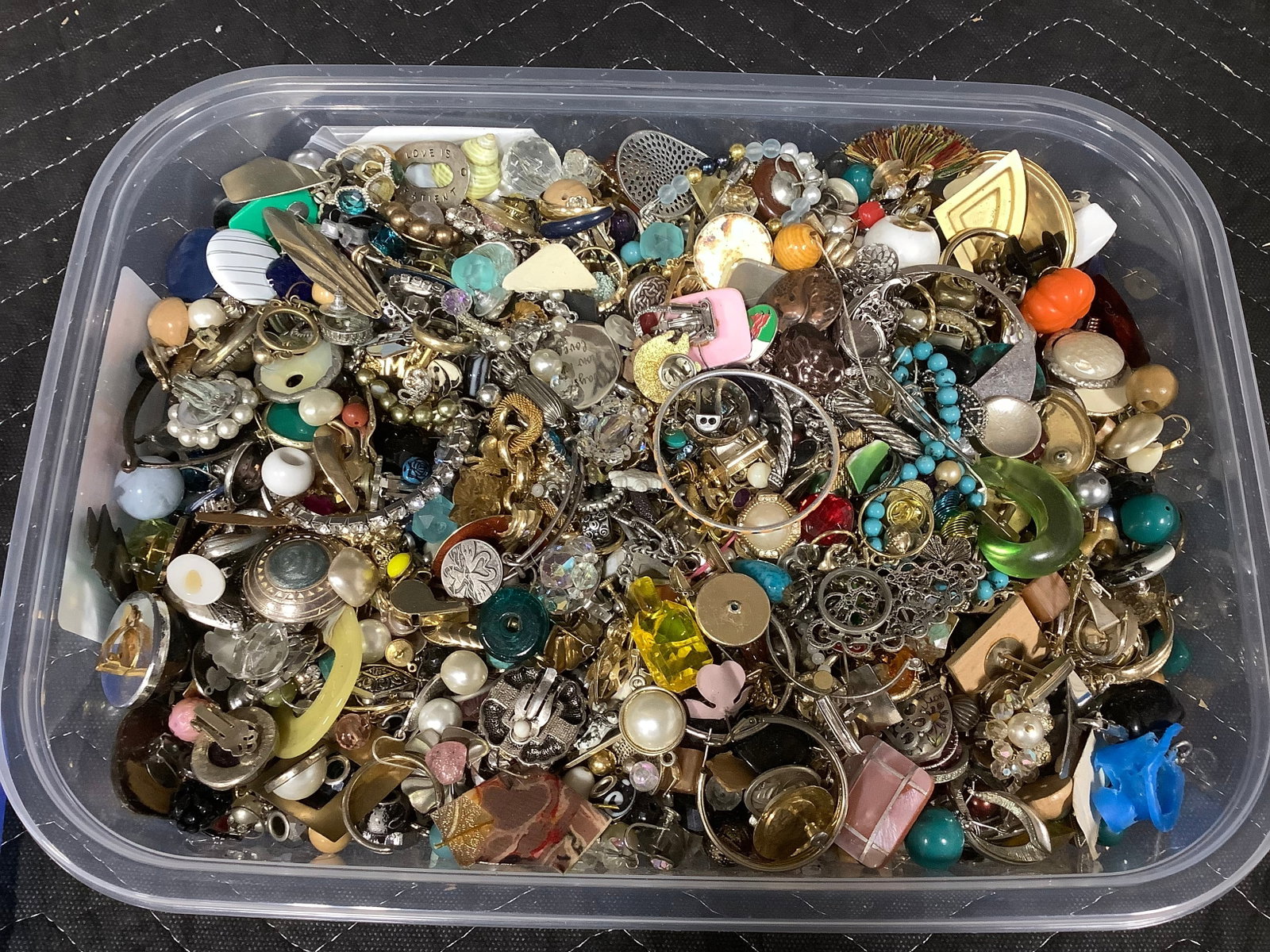 Costume jewelry: Costume jewelry