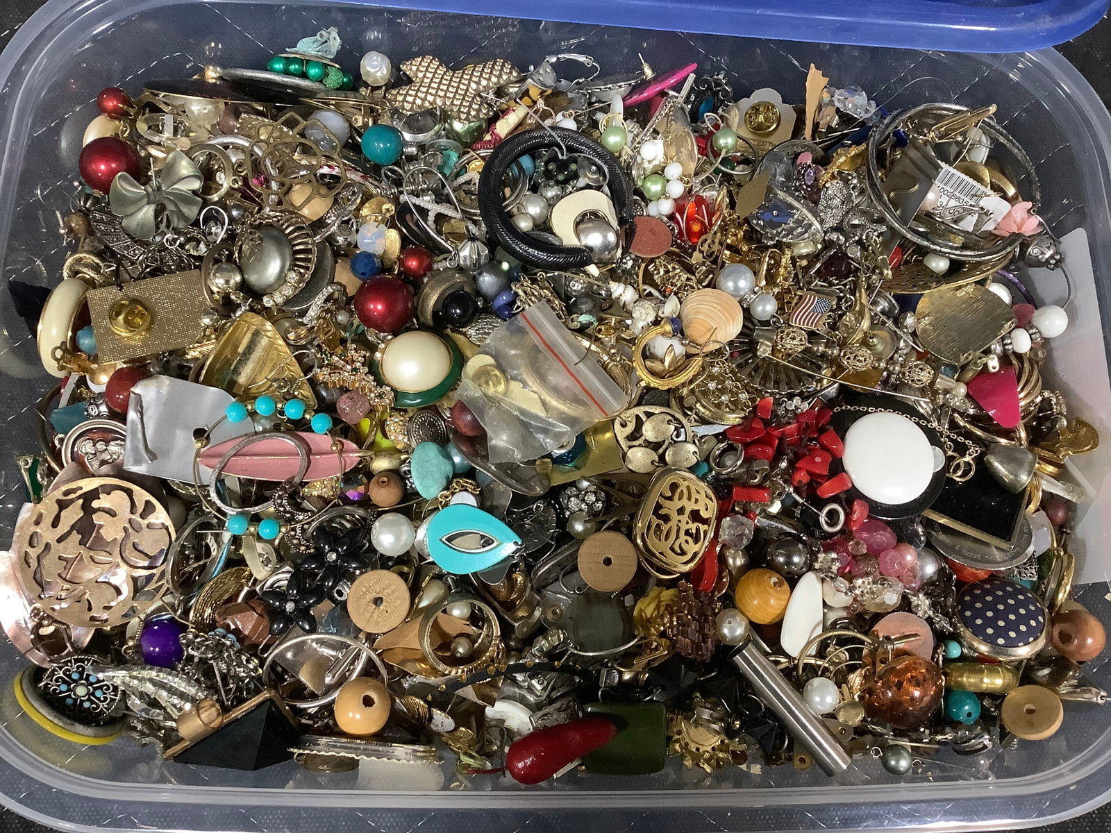 Costume jewelry: Costume jewelry