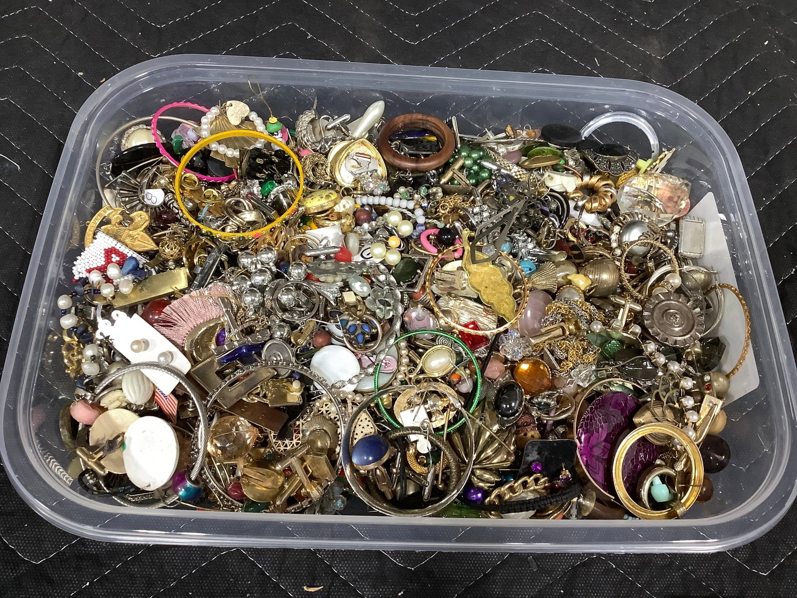 Costume jewelry: Costume jewelry