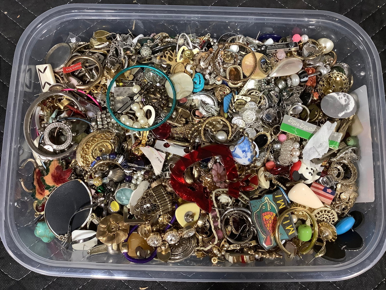 Costume jewelry: Costume jewelry