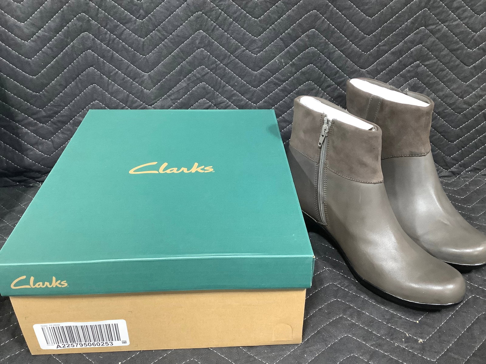 Clarks grey boots in box(10 wide)*new in package*: Clarks grey boots in box(10 wide)*new in package*
