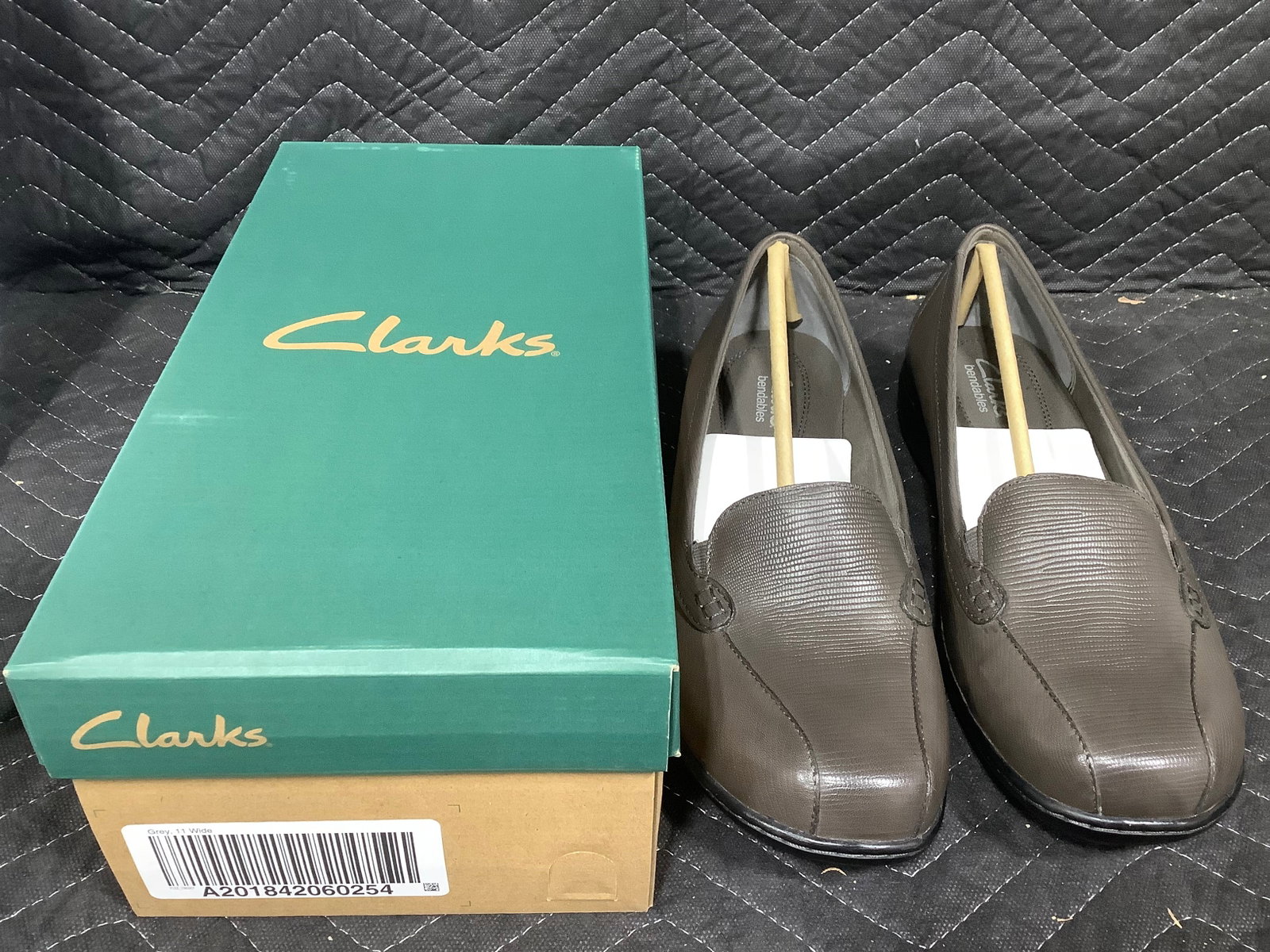 Clarks bendables bayou leather croco embossed slip on loafers(grey 11 wide)*new in package*: Clarks bendables bayou leather croco embossed slip on loafers(grey 11 wide)*new in package*