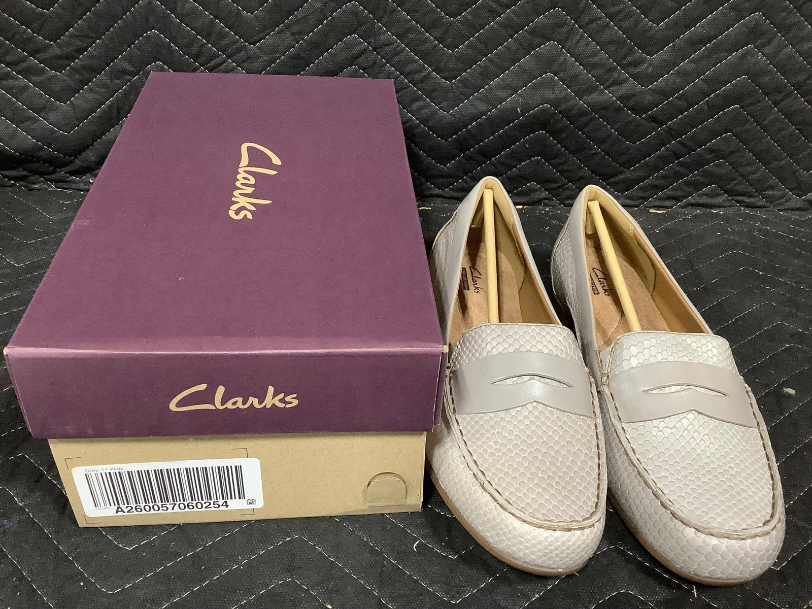 Clarks leather loafers new in box(grey, 11 wide)*new in package*: Clarks leather loafers new in box(grey, 11 wide)*new in package*