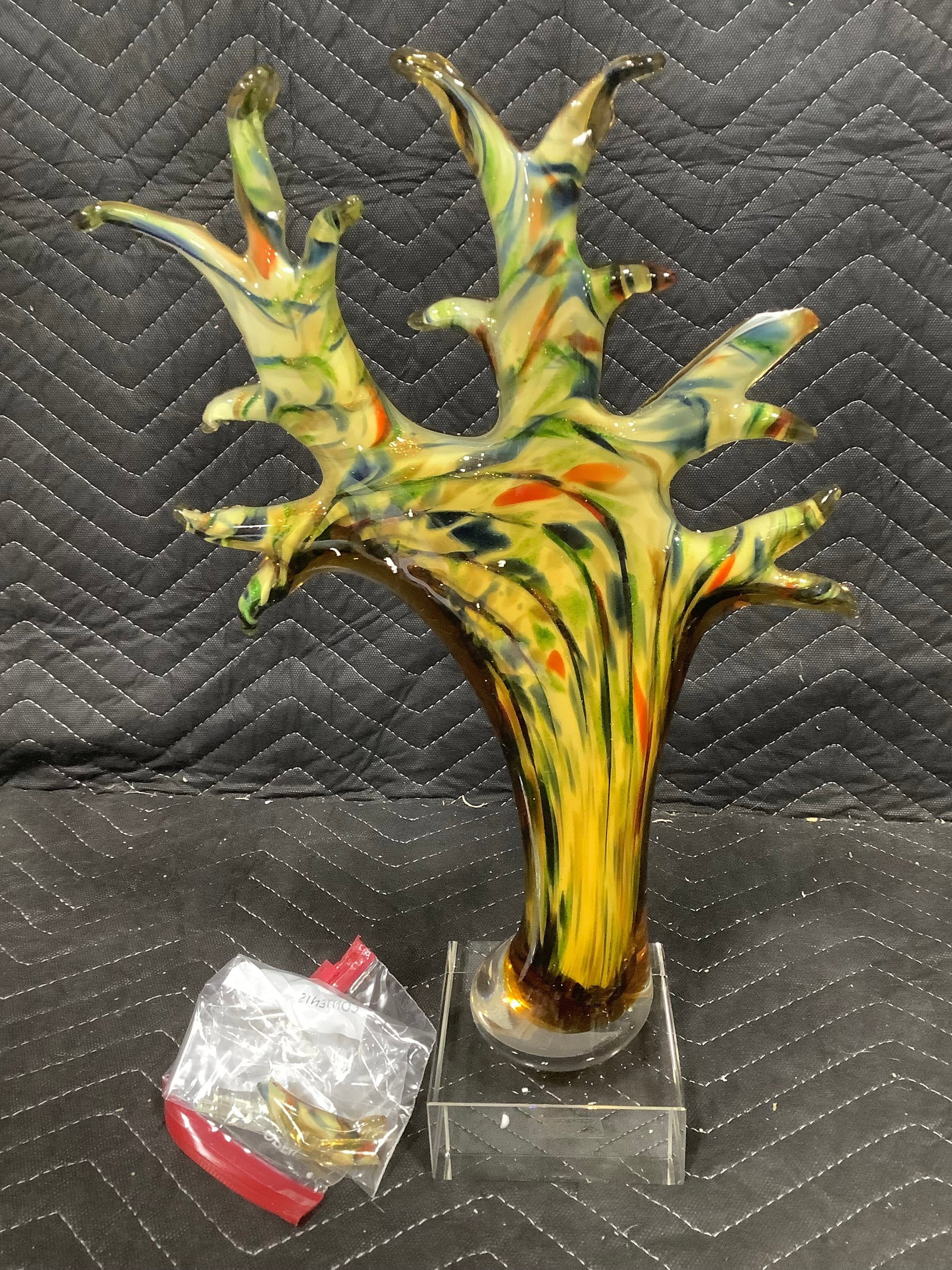 Dale Tiffany art glass sculpture (15.5in tall-needs repair): Dale Tiffany art glass sculpture (15.5in tall-needs repair)