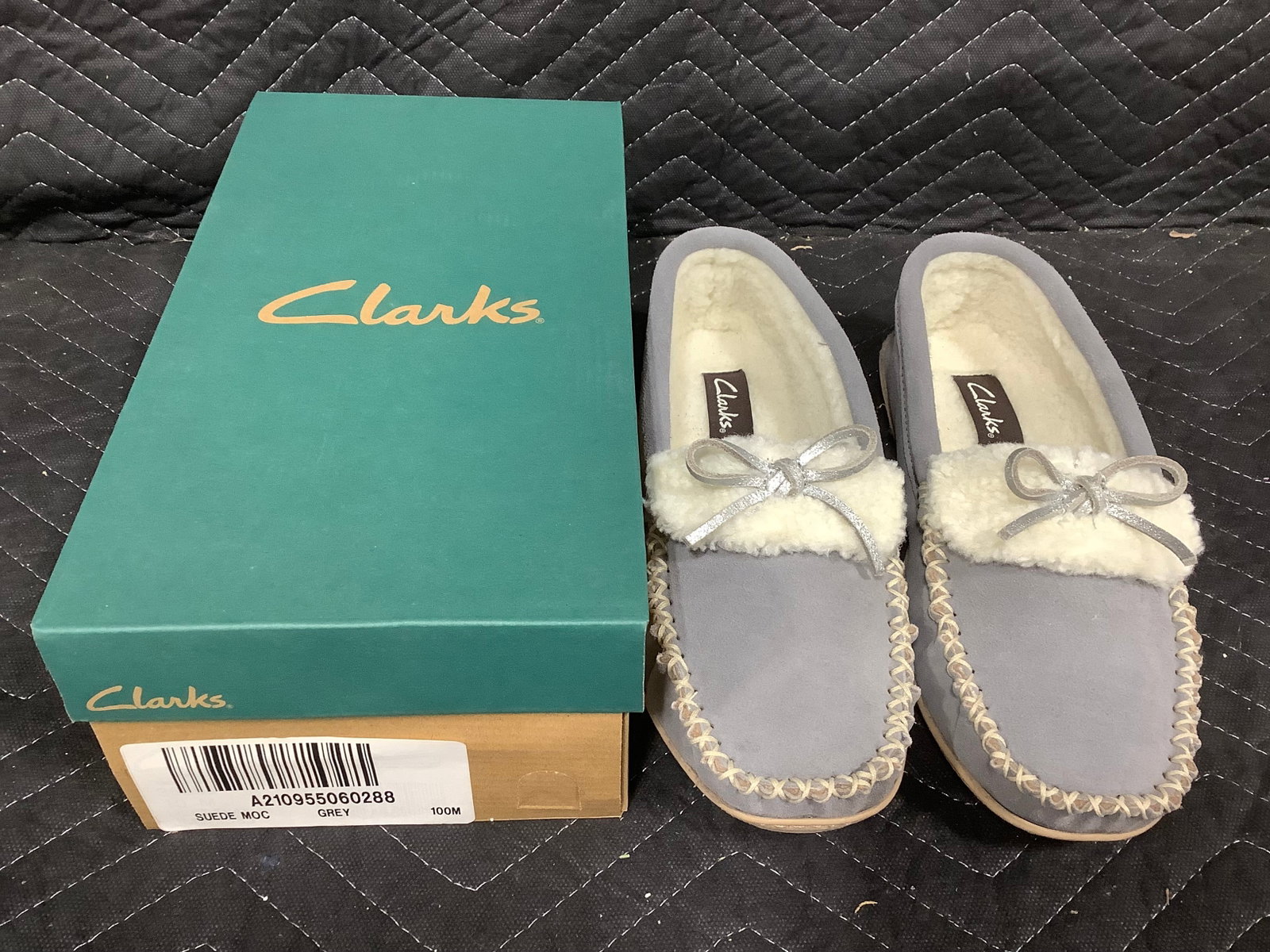 Clarks suede moc slippers with shearling lining & bow detail new in box(grey 10 medium): Clarks suede moc slippers with shearling lining & bow detail new in box(grey 10 medium)