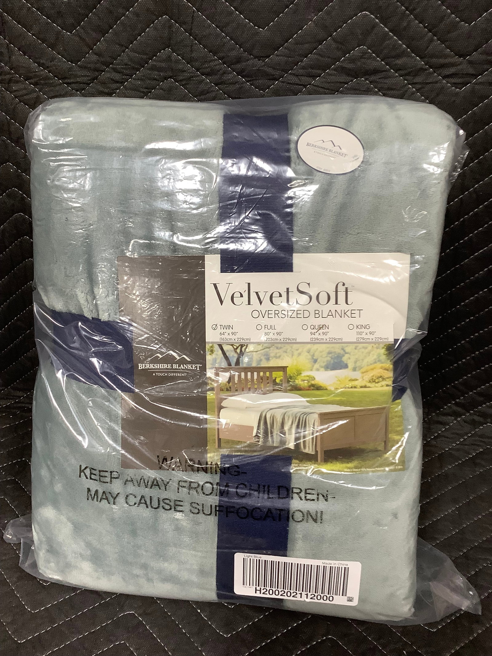 Velvet soft twin size throw blanket*new in package*: Velvet soft twin size throw blanket*new in package*