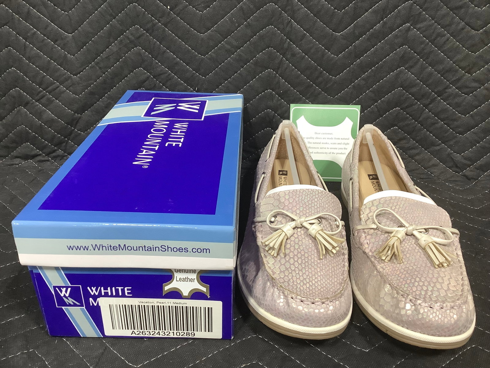 White Mountain slip on pearl boat shoes*new in package*(11 medium): White Mountain slip on pearl boat shoes*new in package*(11 medium)