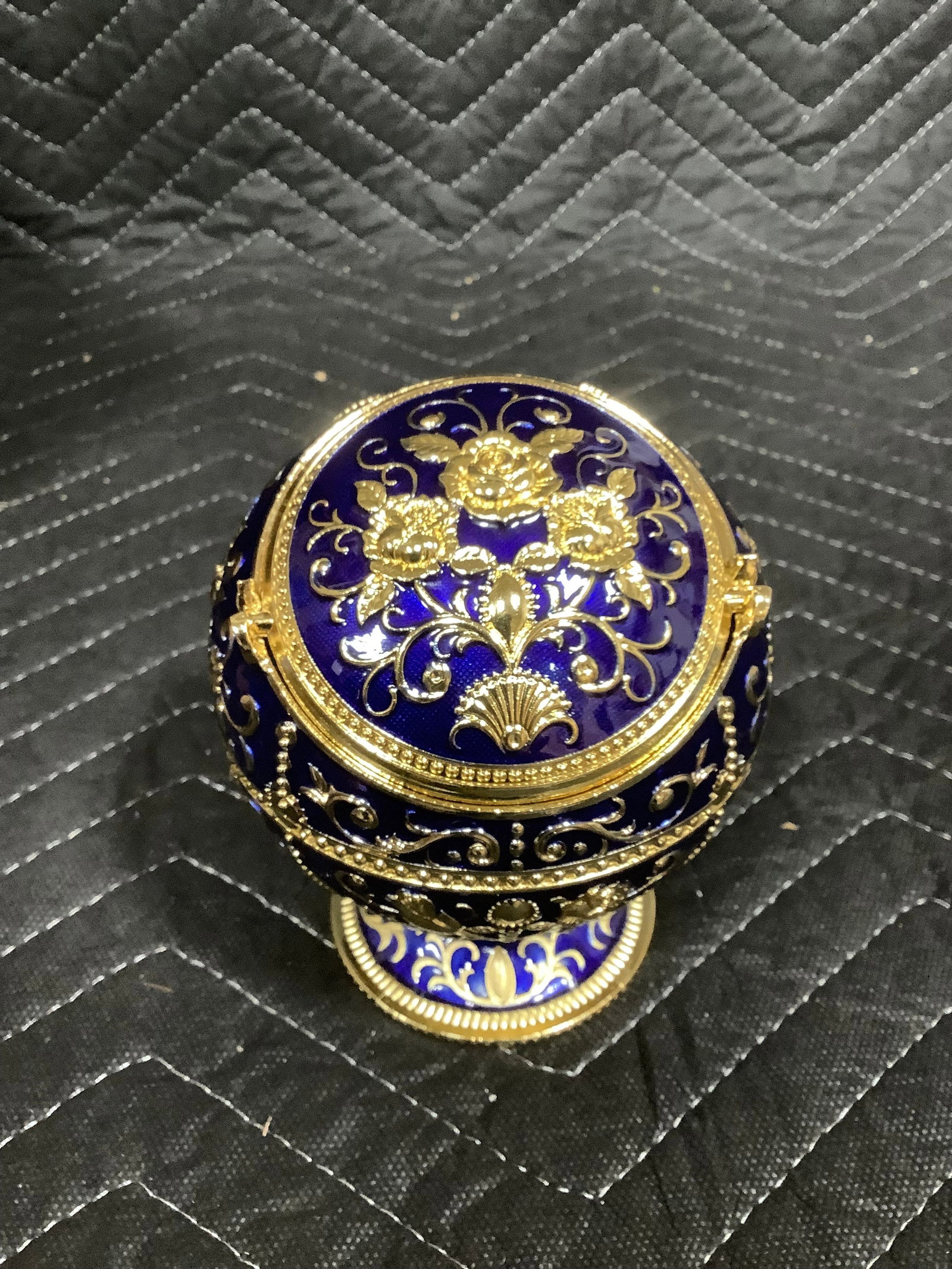 Decorative windproof ashtray with lid*new*(5.5in tall): Decorative windproof ashtray with lid*new*(5.5in tall)
