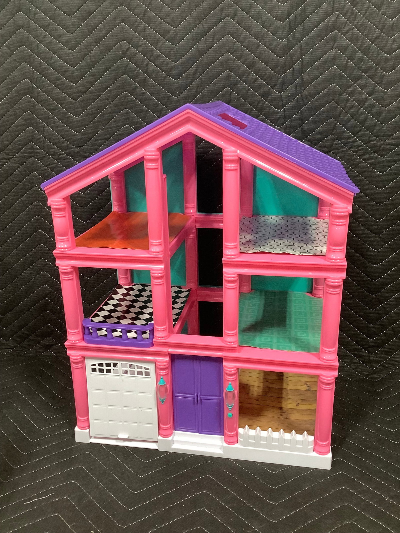 Walmark kids connection doll house with working doorbell: Walmark kids connection doll house with working doorbell