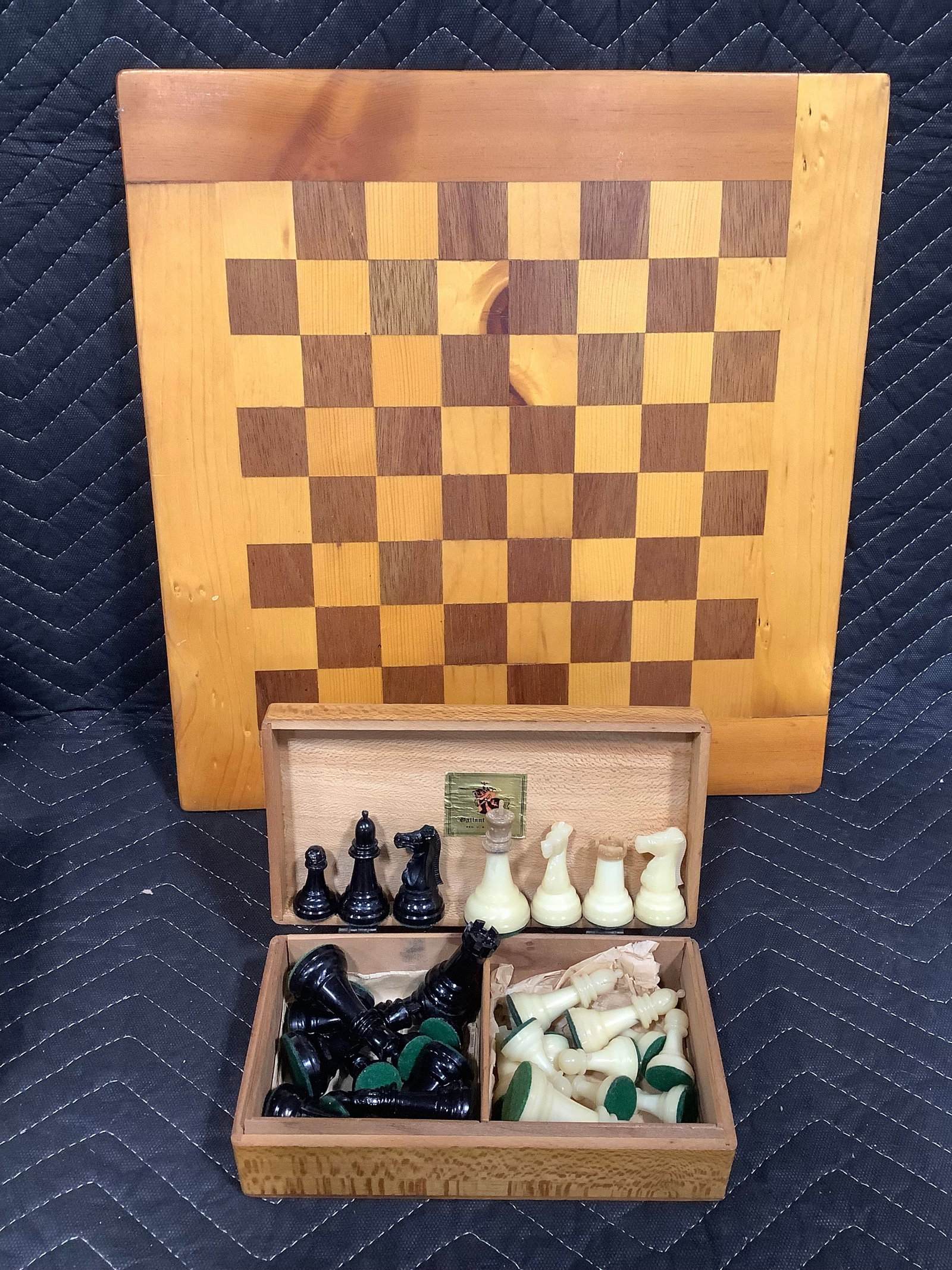 Wood chess board and pieces(15.75inx16in): Wood chess board and pieces(15.75inx16in)