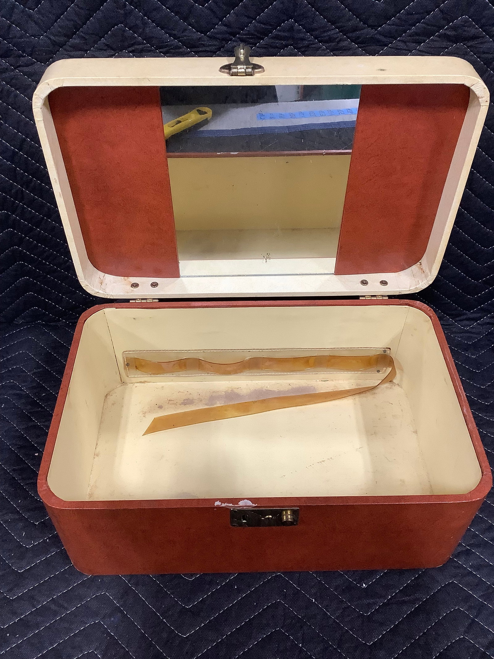 Vintage vanity train case with mirror(15.25inx9.5inx7.25in) (1 of 1)