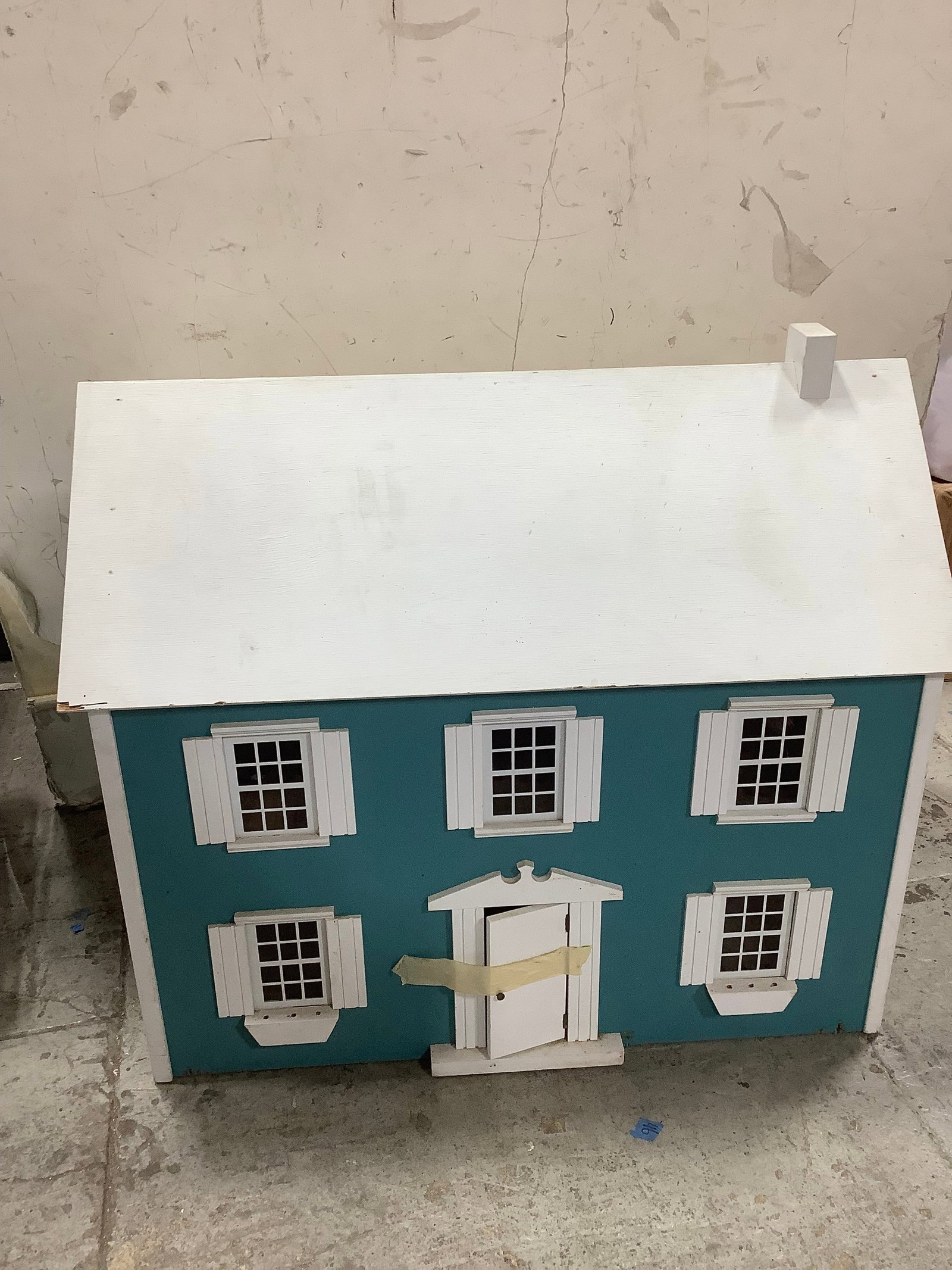 Handmade lift top dollhouse circa 1980(31.5inx18inx28in): Handmade lift top dollhouse circa 1980(31.5inx18inx28in)