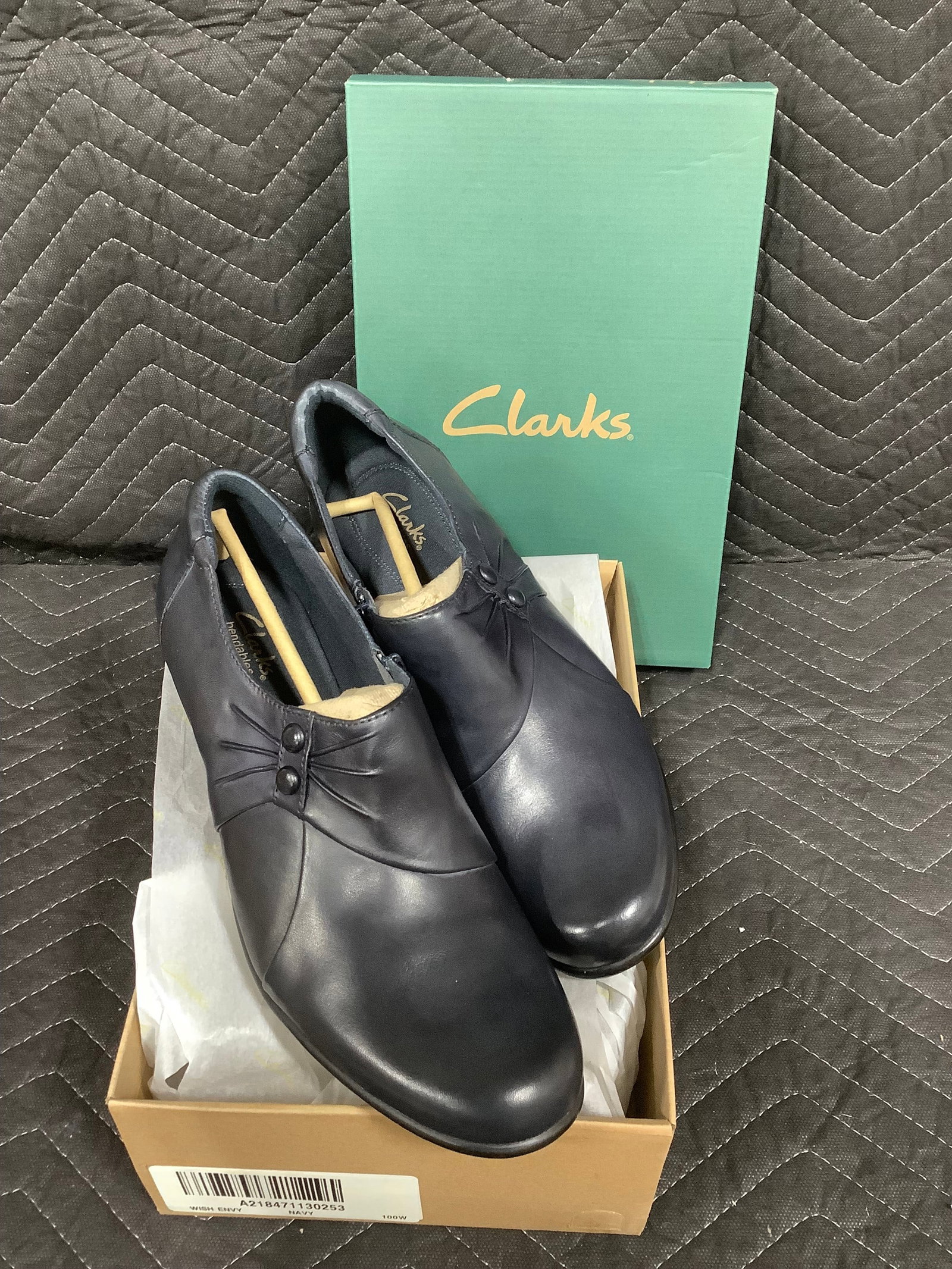Clarks bendables leather shooties with button detail(10 wide)*new in package* (1 of 1)