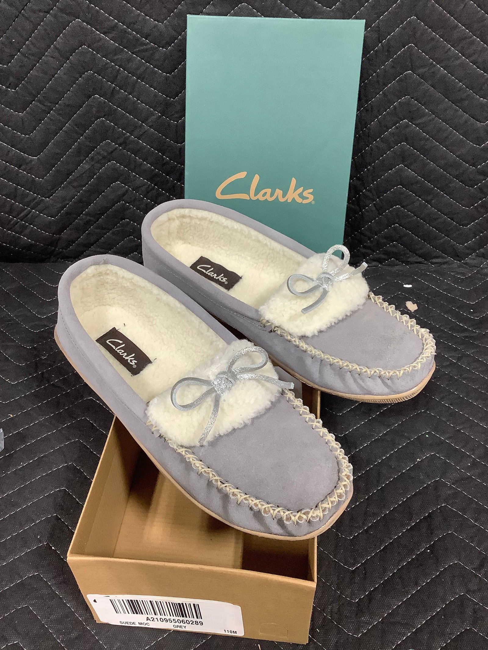 Clarks suede moccasin slippers with faux fur lining & bow(11 medium): Clarks suede moccasin slippers with faux fur lining & bow(11 medium)