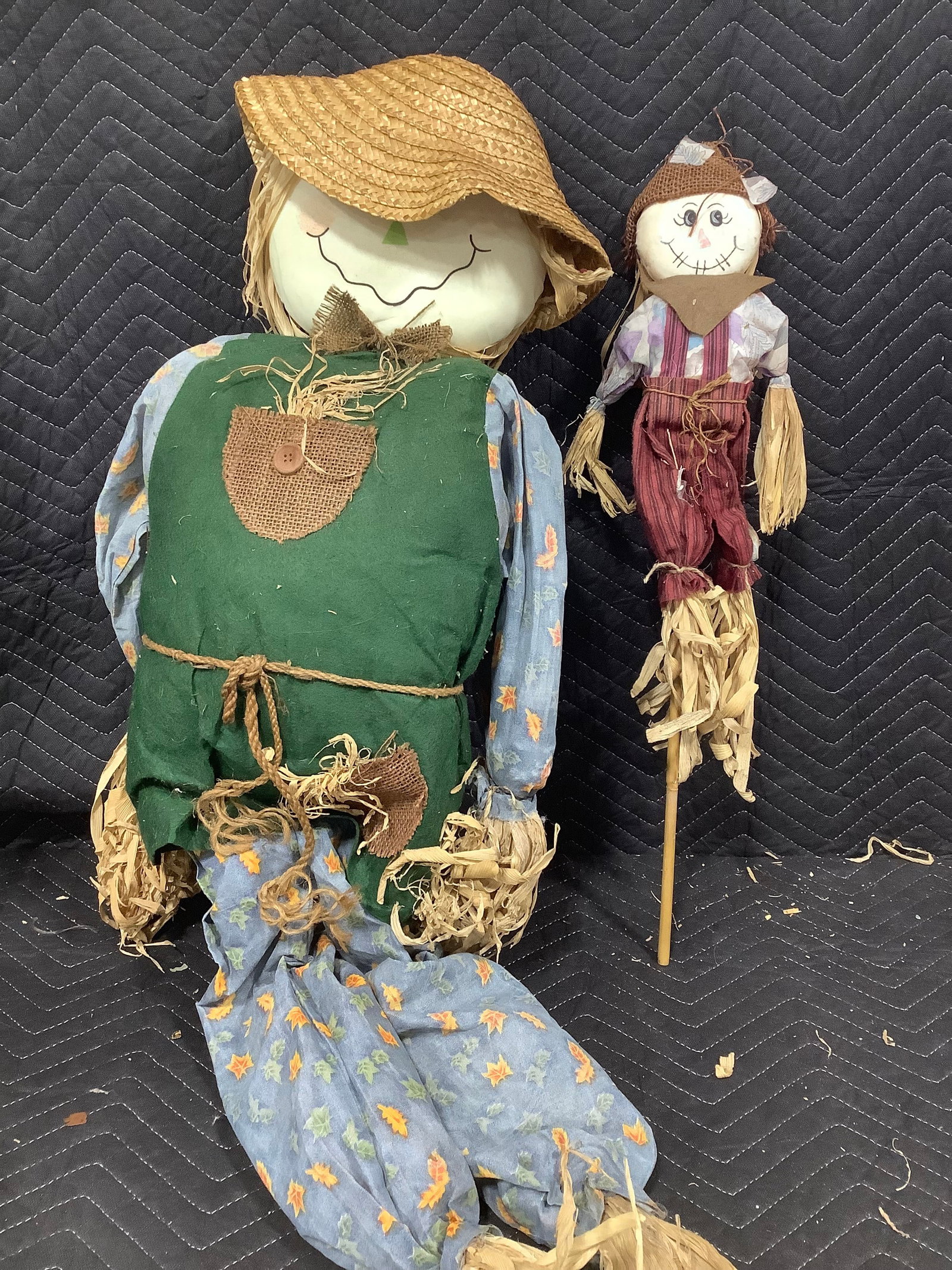 Outdoor autumn scarecrow decor: Outdoor autumn scarecrow decor
