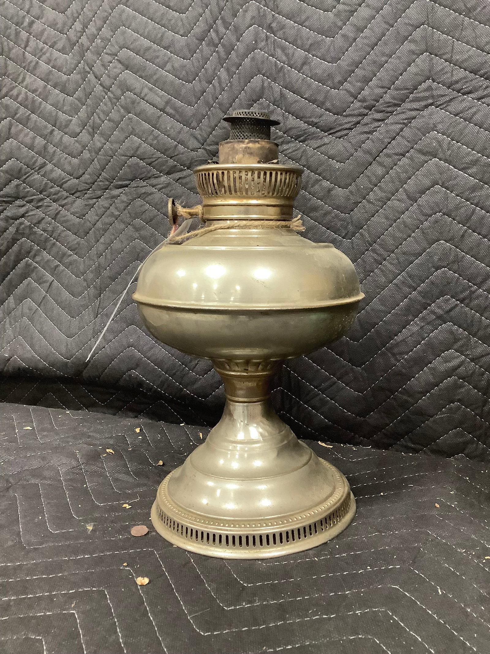 Small brass oil kerosene lamp(14in tall) (1 of 1)