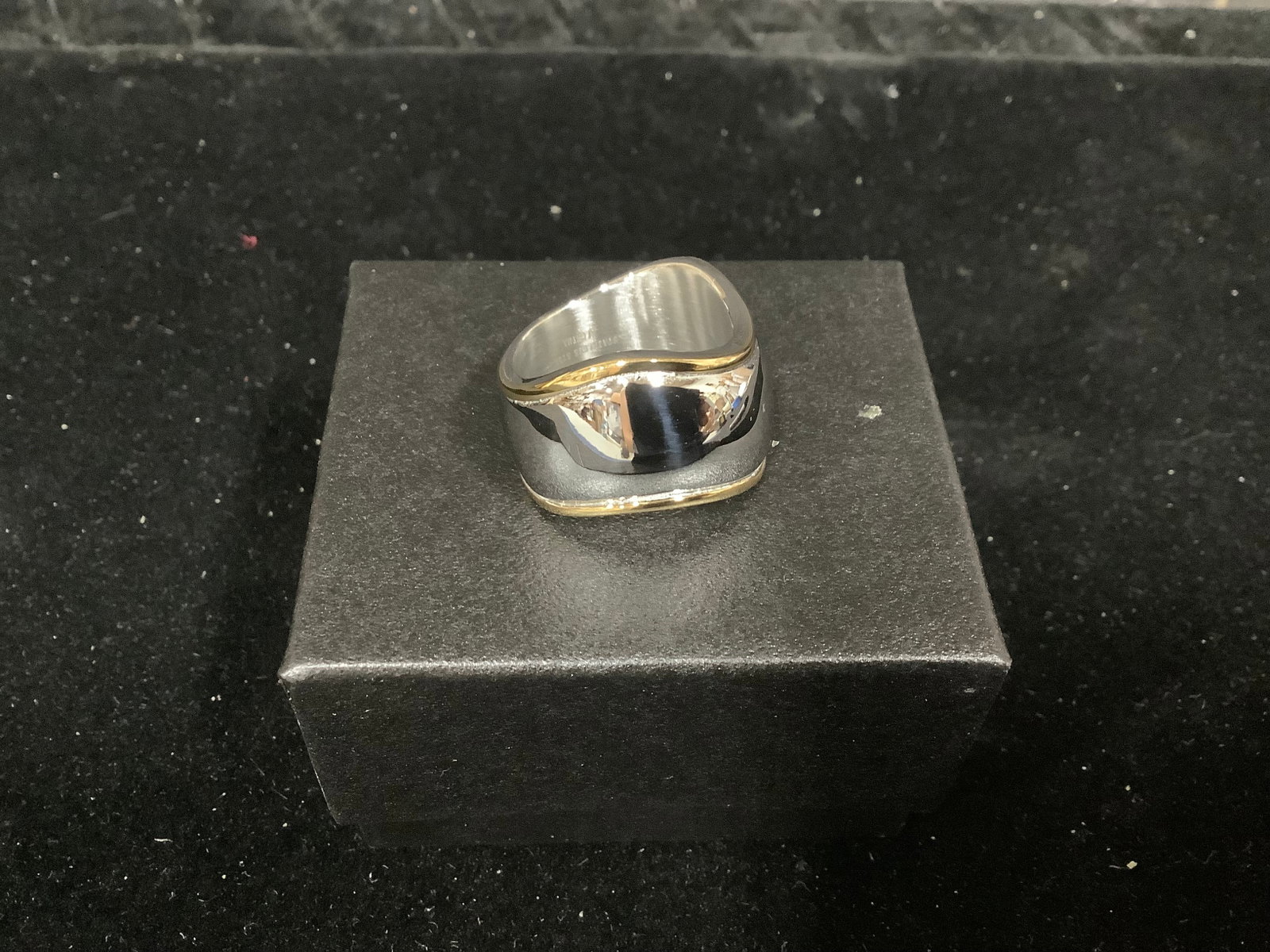 Steel 2tone Wave Band Ring (Size: 8): Steel 2tone Wave Band Ring (Size: 8)