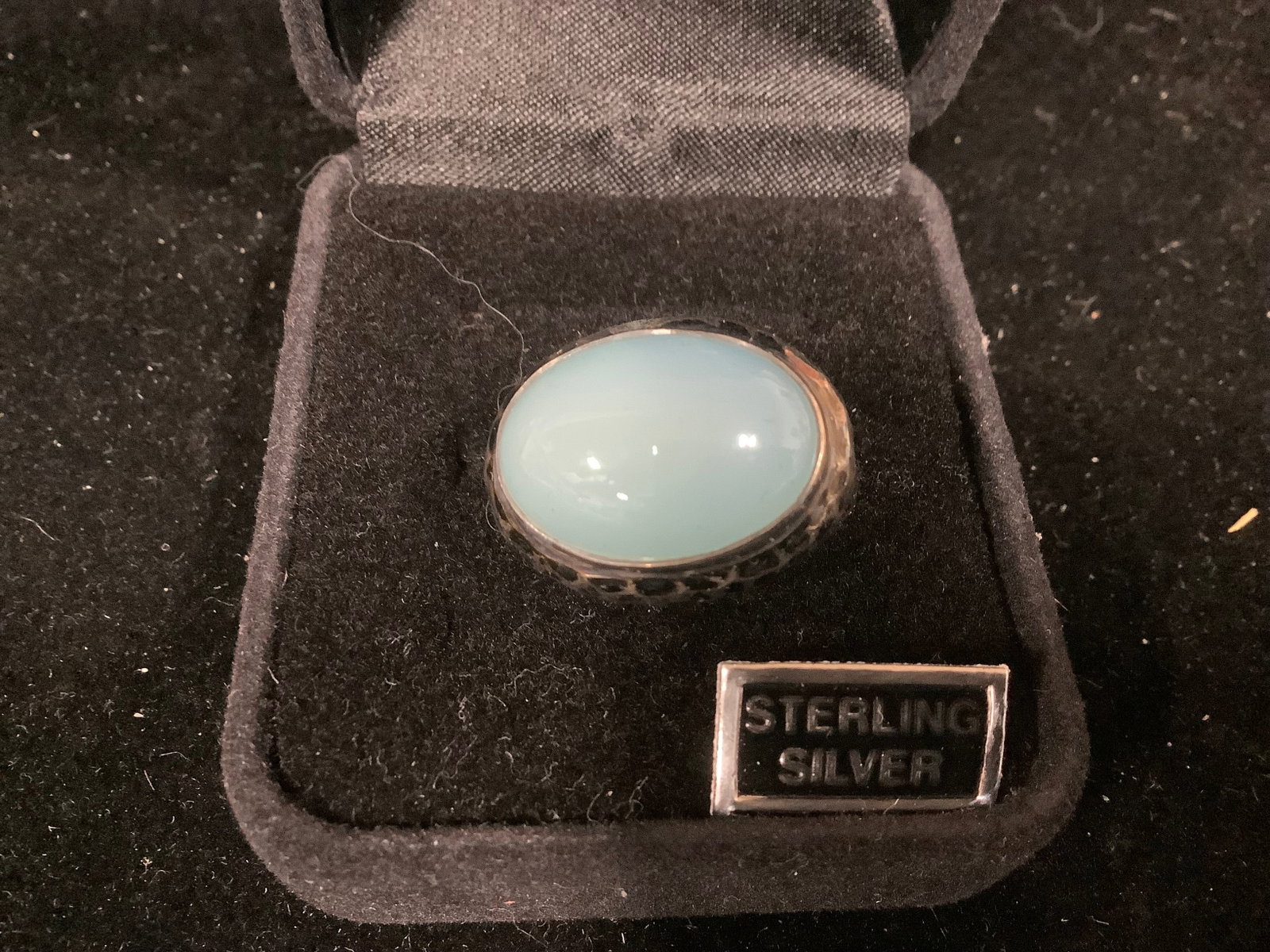Artisan Crafted Sterling Blue Chalcedony Hammered Border Ring (size: 8): Artisan Crafted Sterling Blue Chalcedony Hammered Border Ring (size: 8)