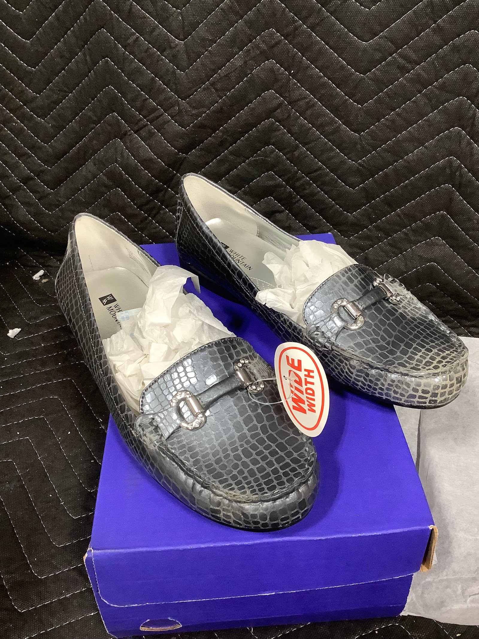 White Mountain Pearlized leather embossed moccasins(9.5 wide): White Mountain Pearlized leather embossed moccasins(9.5 wide)