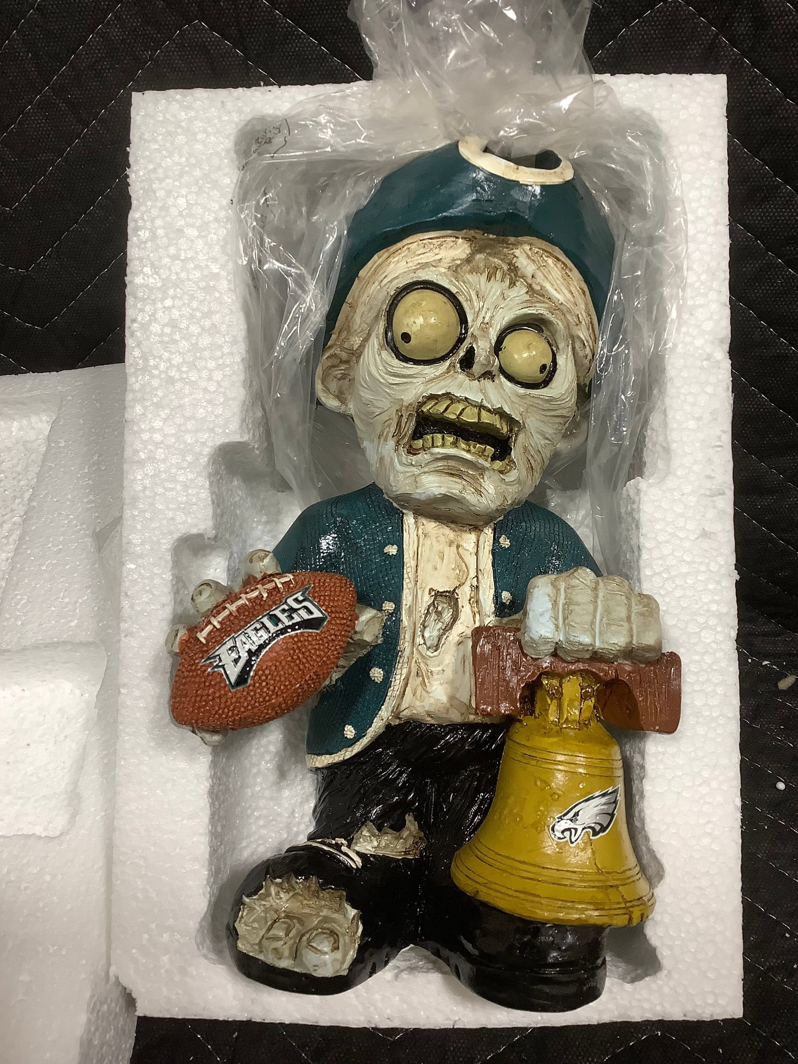 Philadelphia Eagles sculpture(9in tall)*new in package*: Philadelphia Eagles sculpture(9in tall)*new in package*