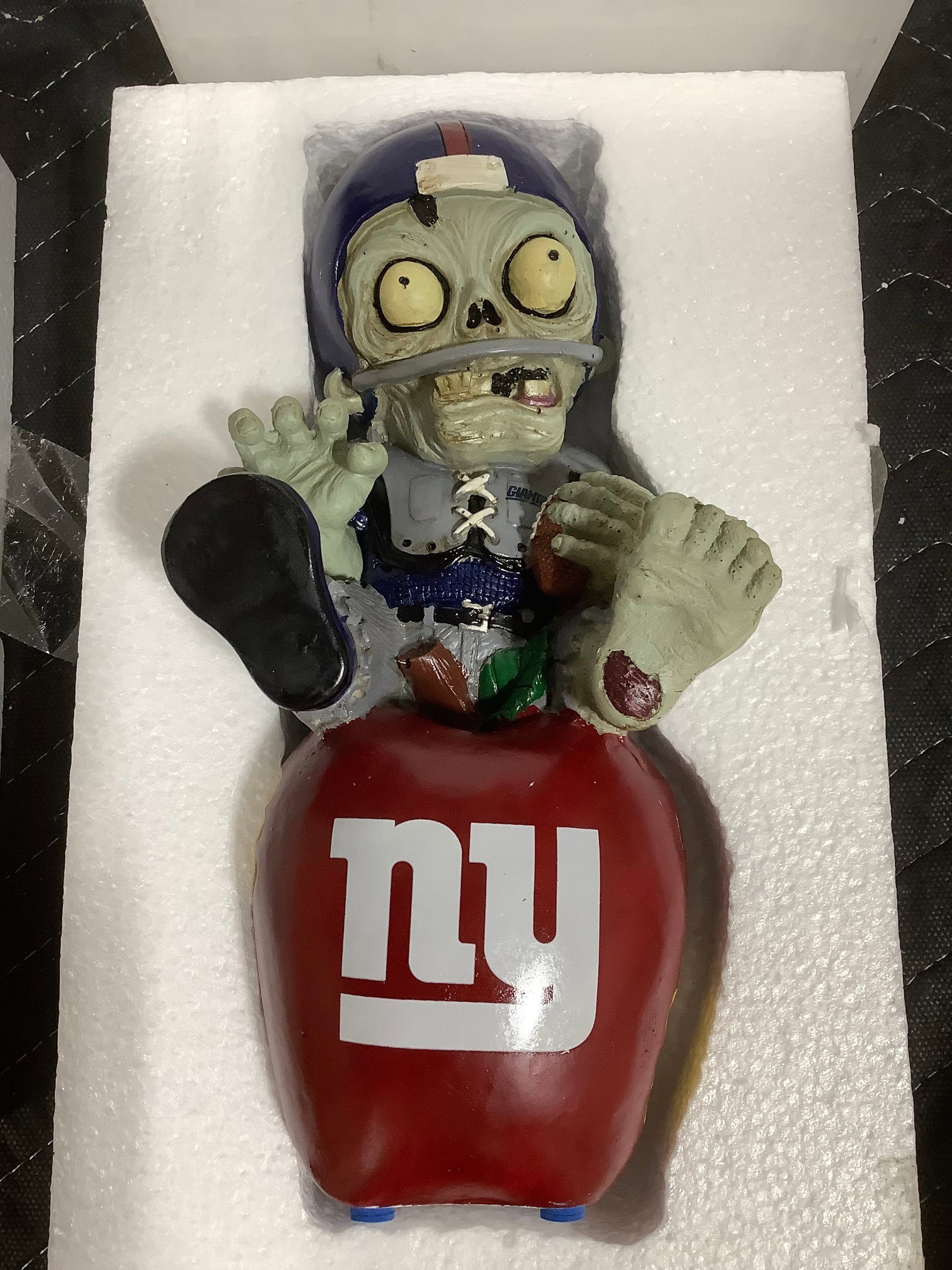 NY Giants sculpture(9in tall)*new in package*: NY Giants sculpture(9in tall)*new in package*