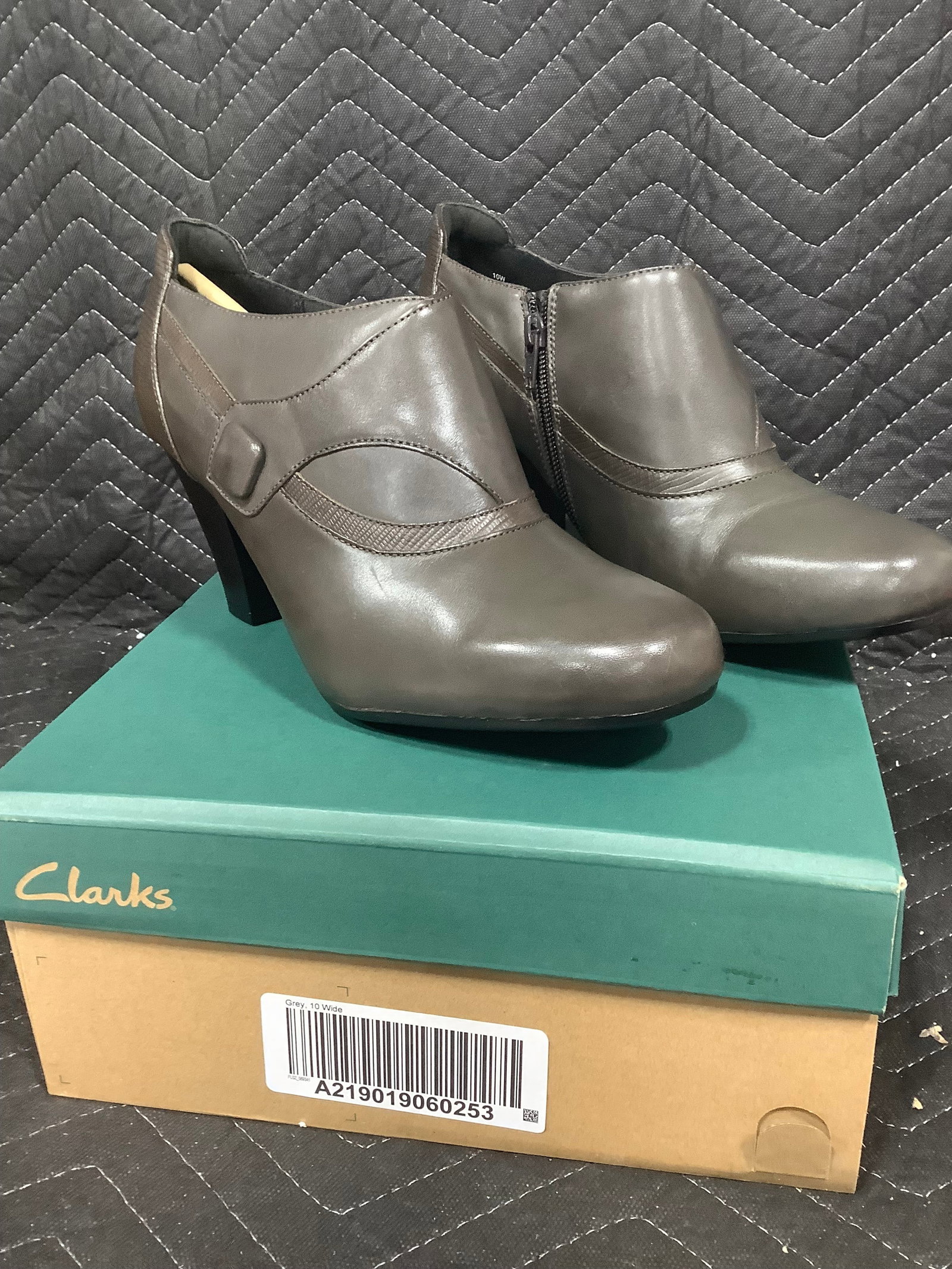 Clarks Womens Dress Shoes - Grey (10w) *new in box*: Clarks Womens Dress Shoes - Grey (10w) *new in box*