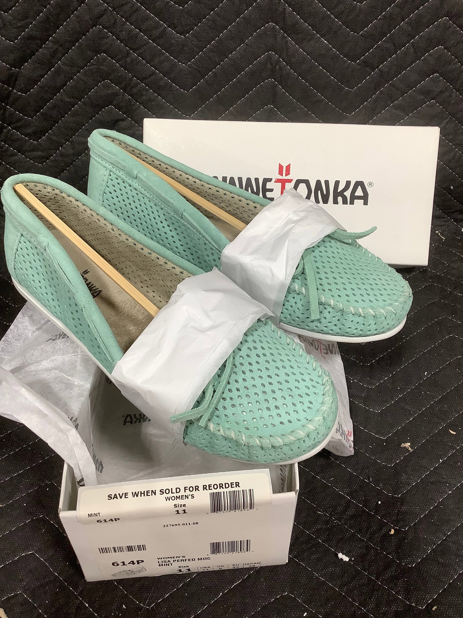 Minnetonka Womens Moccasins Shoes (Size: 11): Minnetonka Womens Moccasins Shoes (Size: 11)
