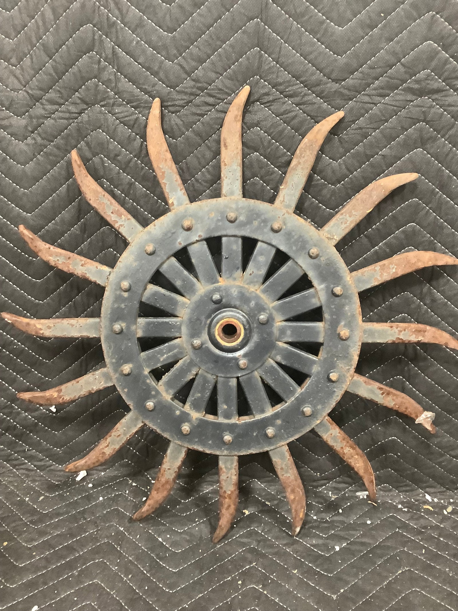 Vintage rustic Tiller blade wheel, 19.5in across(16 spokes): Vintage rustic Tiller blade wheel, 19.5in across(16 spokes)
