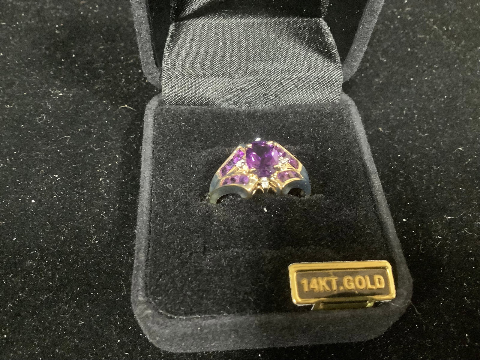 1.4 ct tw Oval Shaped Amethyst & Diamond Accent Ring - 14k (Size: 8): 1.4 ct tw Oval Shaped Amethyst & Diamond Accent Ring - 14k (Size: 8)