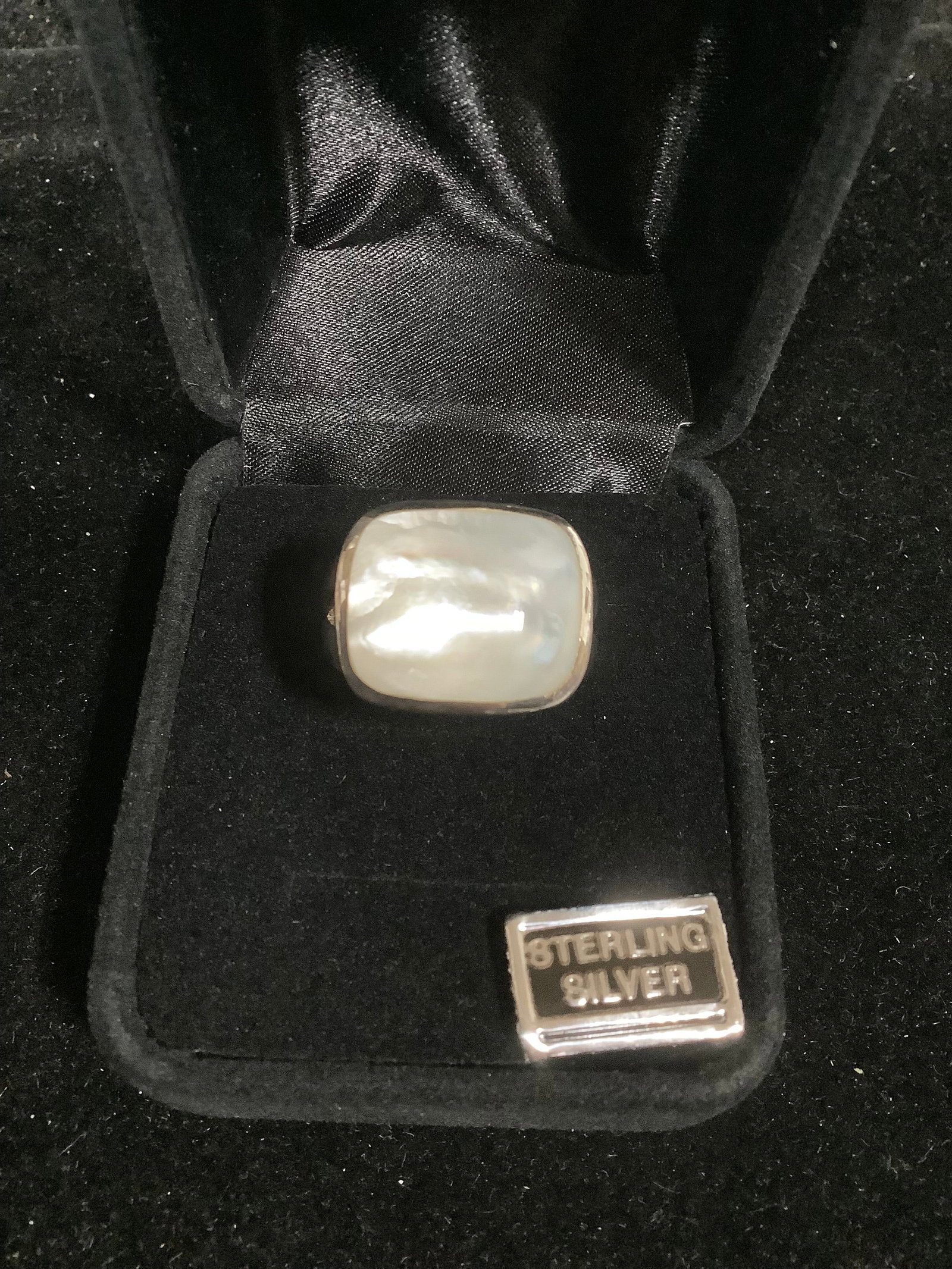 Sterling Cushion Cut Mother of Pearl Ring (Size: 8): Sterling Cushion Cut Mother of Pearl Ring (Size: 8)