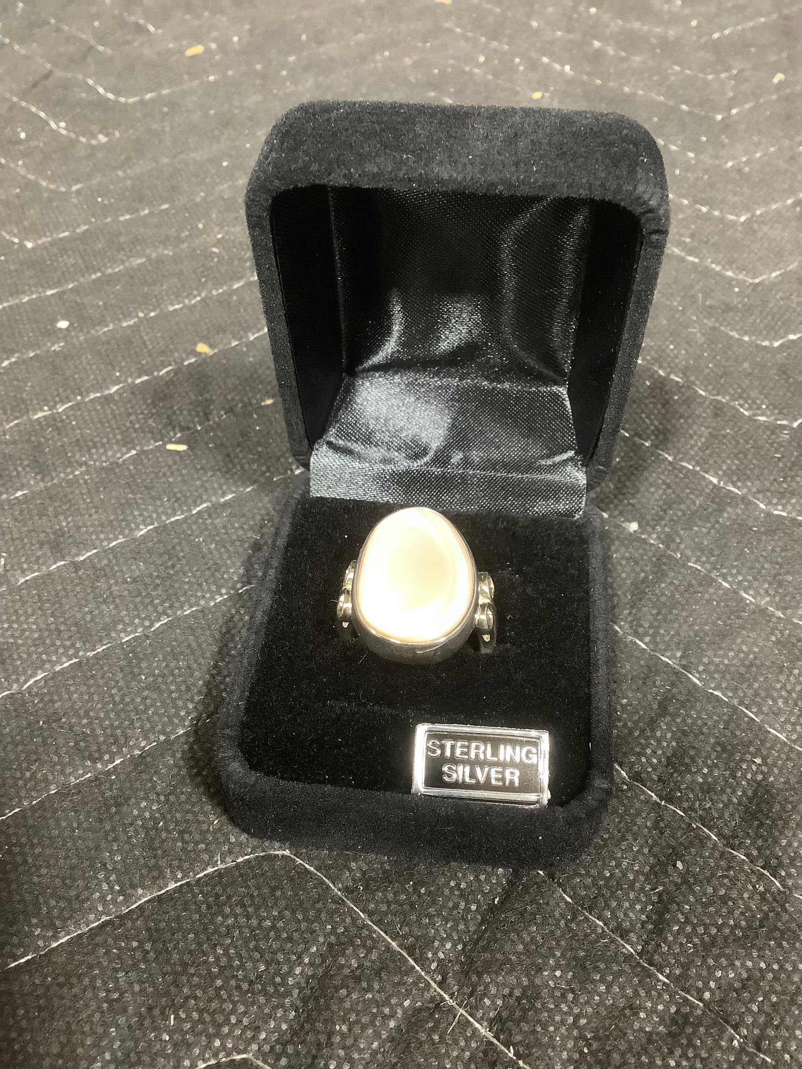 Rage sterling mother of pearl pebble scroll ring(8): Rage sterling mother of pearl pebble scroll ring(8)